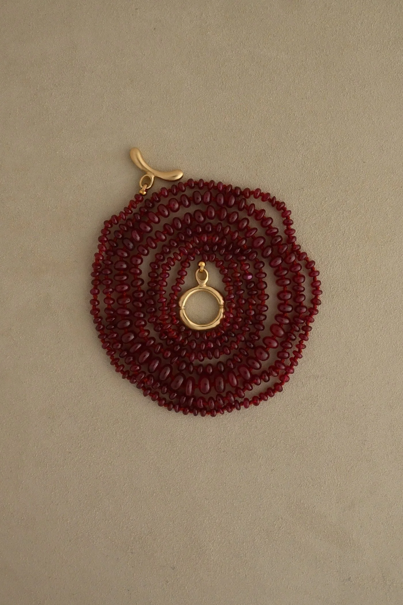 Dunton-Ellerkamp-Graduated-Ruby-strand-2.jpg