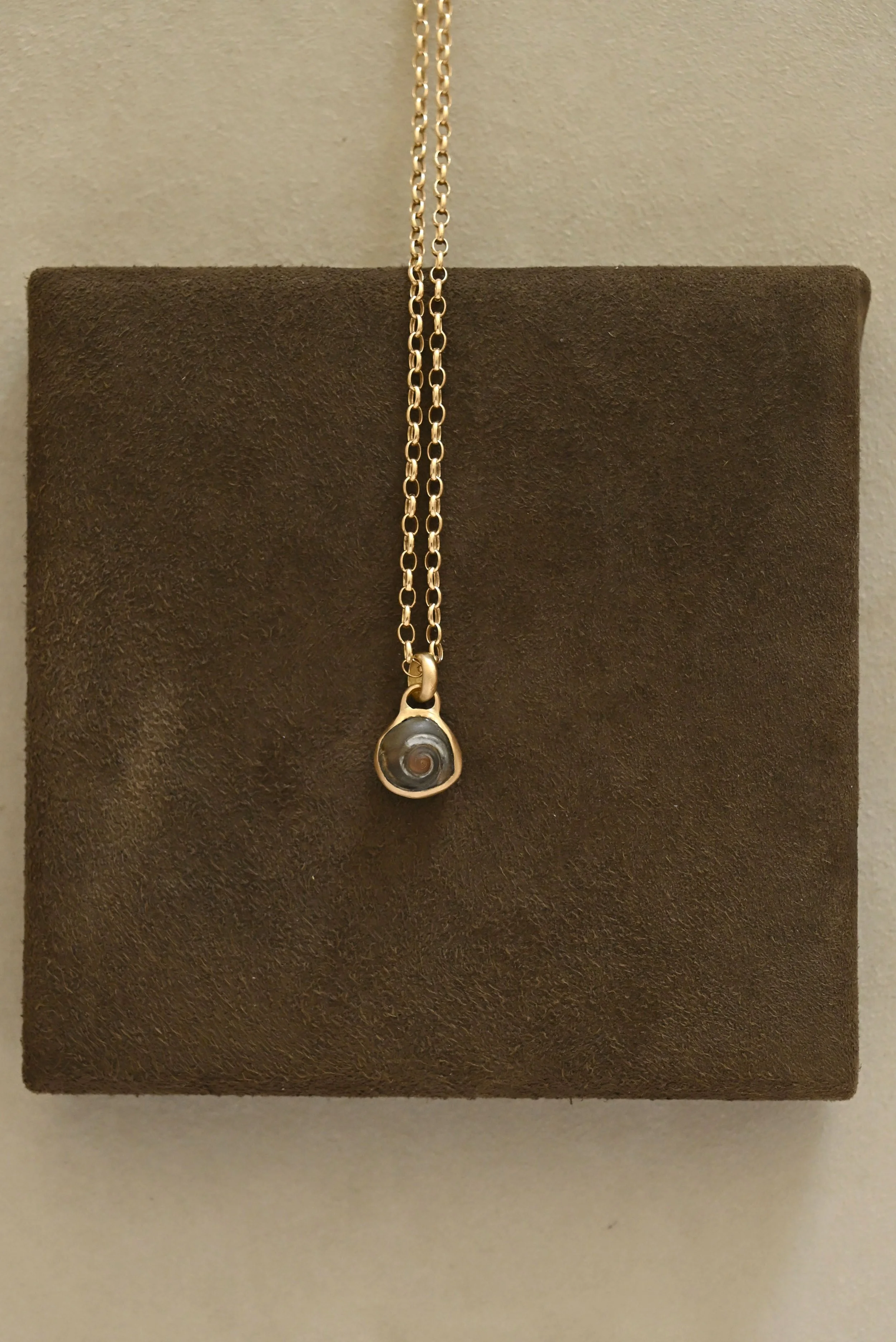 Dunton-Ellerkamp-Fall-Capsule-Collection-2026--Gold-Petite-Black-Shell-Pendant-3.jpg