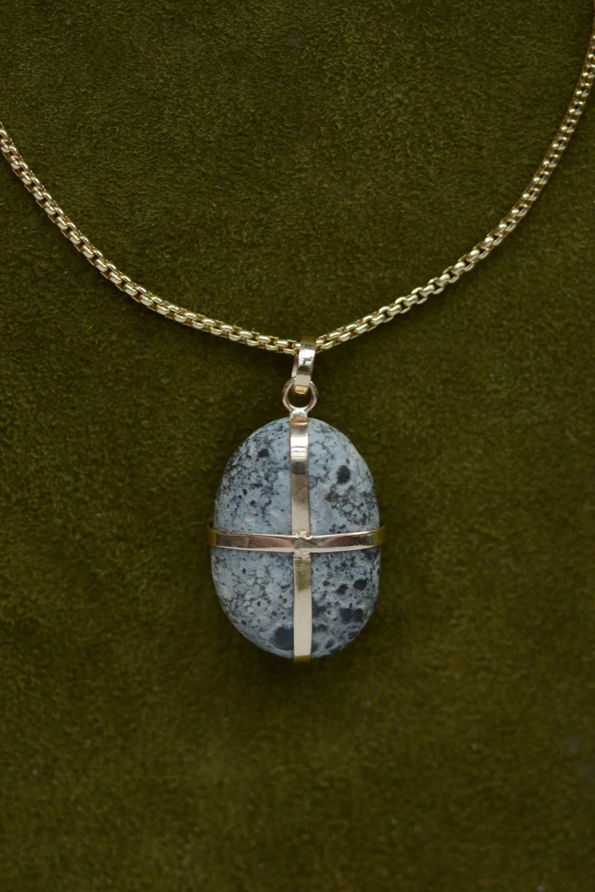 Dunton_Ellerkamp_Fall_Capsule_Nathalie_Mathoulin_Ribbon_Stone_Pendant_7.jpg