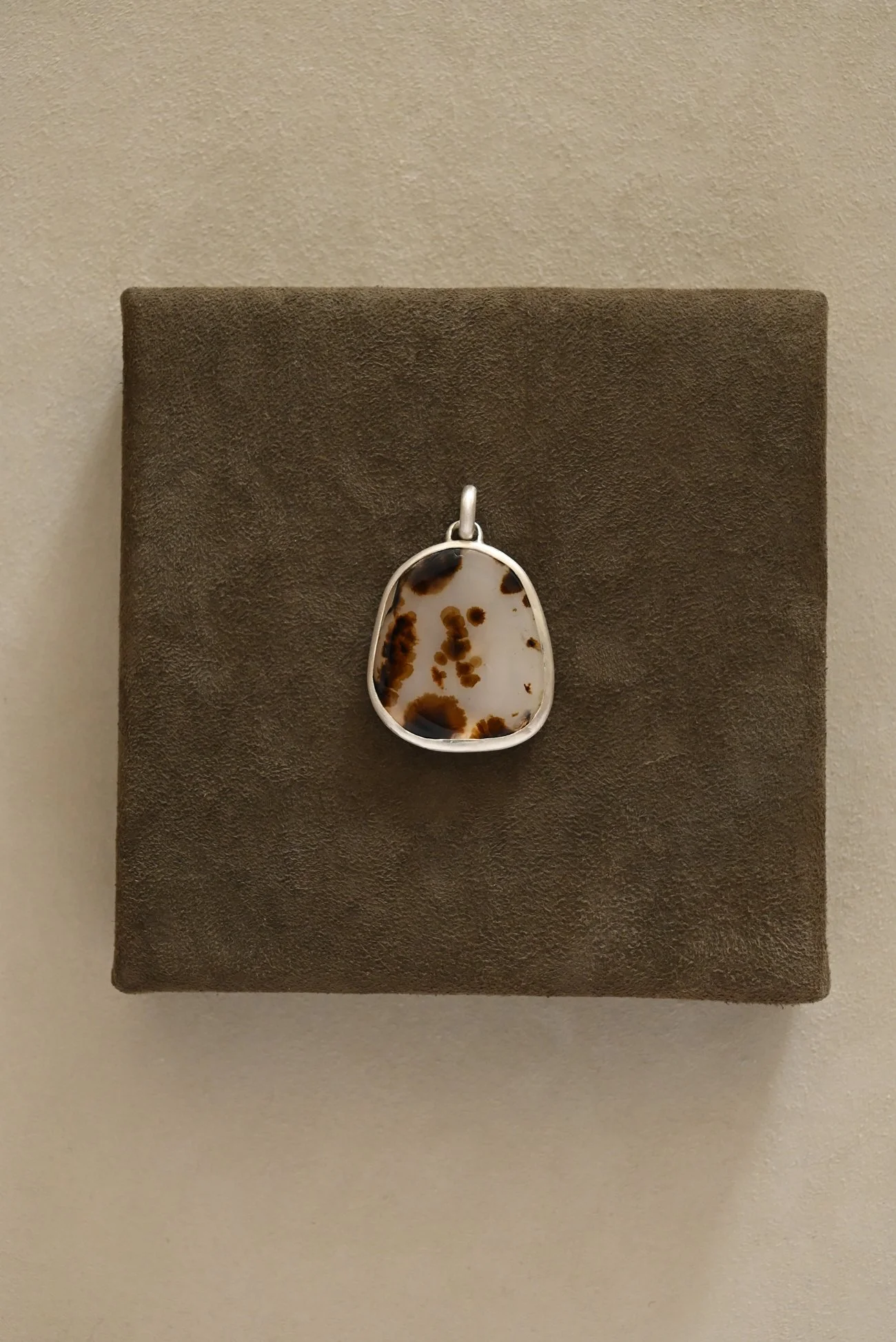 Dunton-Ellerkamp-Statement-Montana-Agate-Pendant-2.jpg