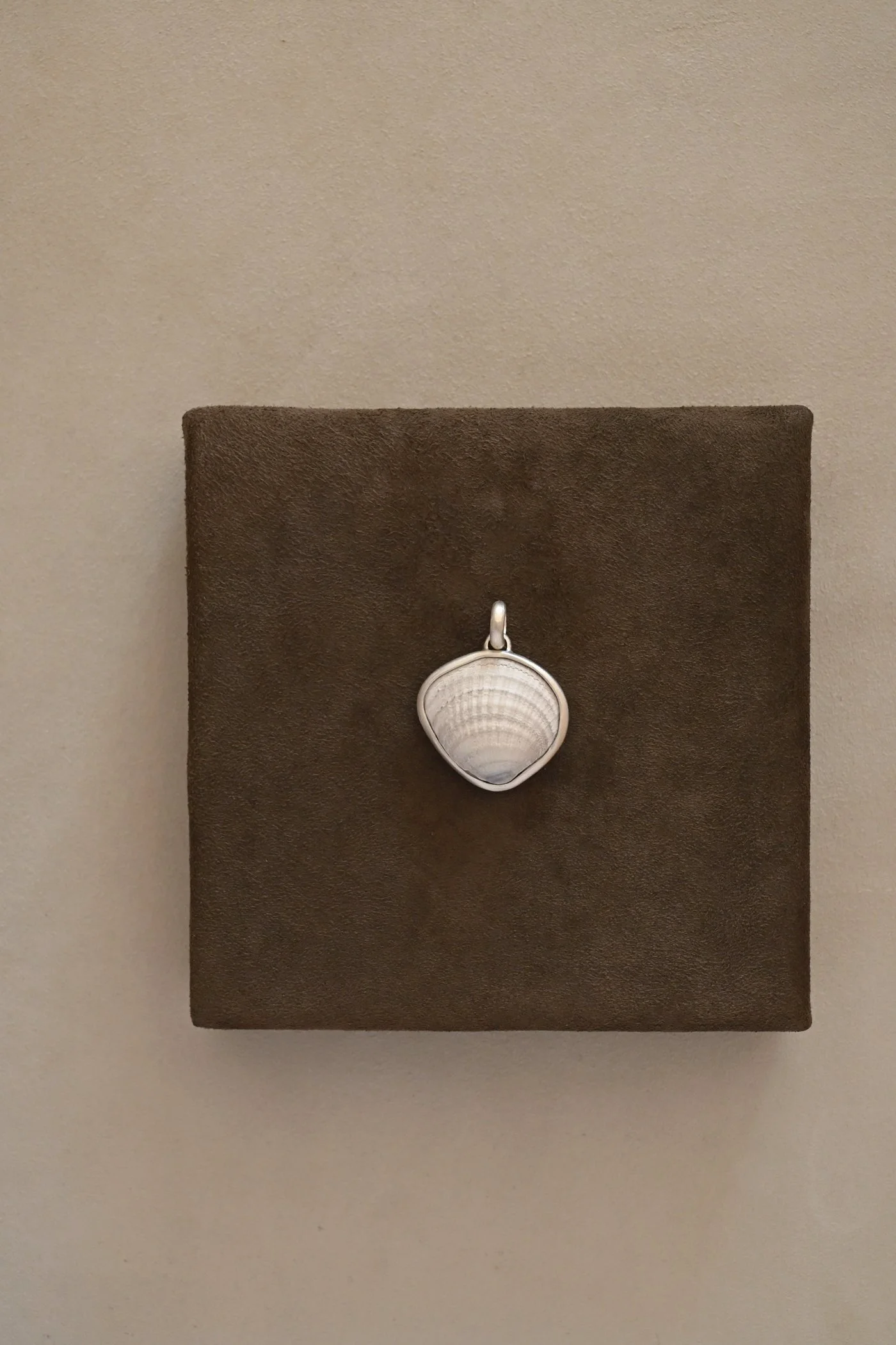 Dunton-Ellerkamp-White-Silver-Shell-Pendant-3.jpg