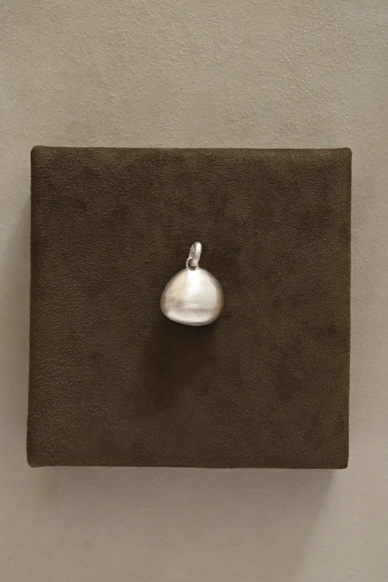 Dunton-Ellerkamp-Silver-Shell-Pendant-August-2026-Web-11.jpg