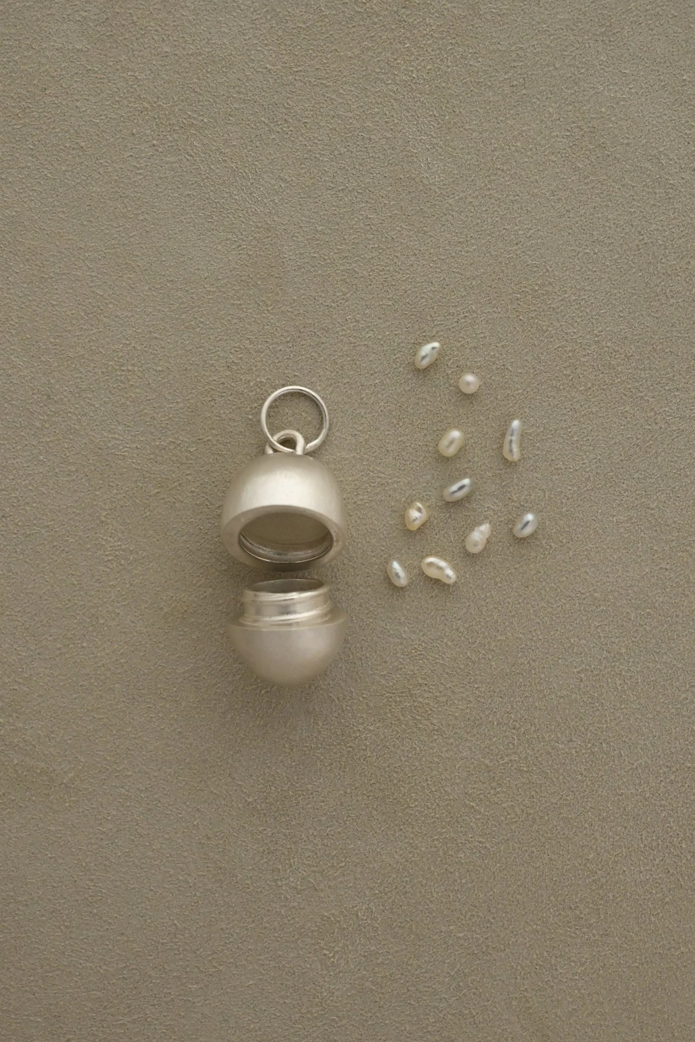 Dunton-Ellerkamp-Egg-Pendant-Silver-4.jpg