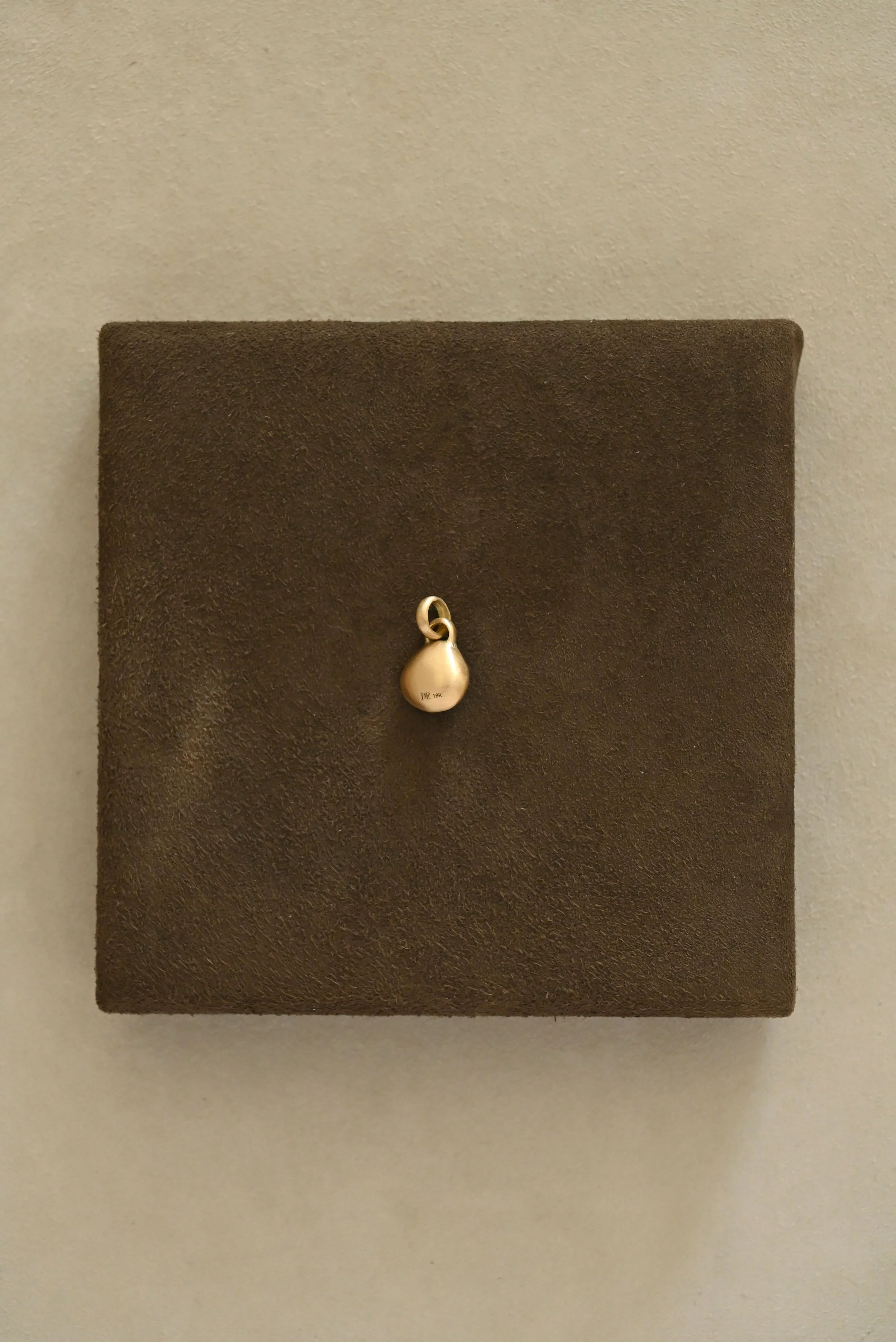 Dunton-Ellerkamp-Fall-Capsule-Collection-2026-Gold-Petite-Black-Shell-Pendant-2.jpg