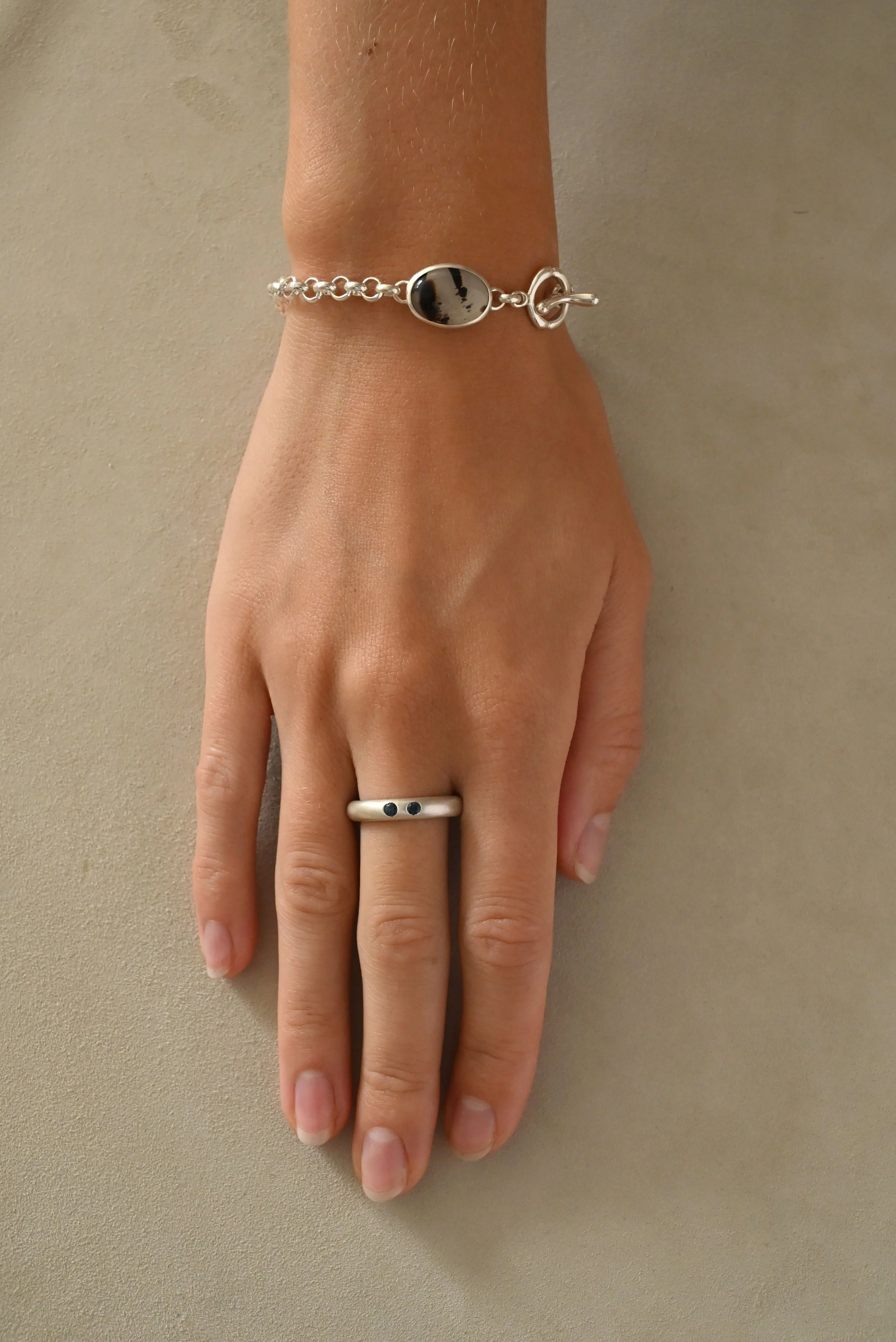 Dunton-Ellerkamp-Fall-Capsule-Collection-2026-Halo-Band-Two-Sapphires-Oliver-Bracelet-Agate-1.jpg