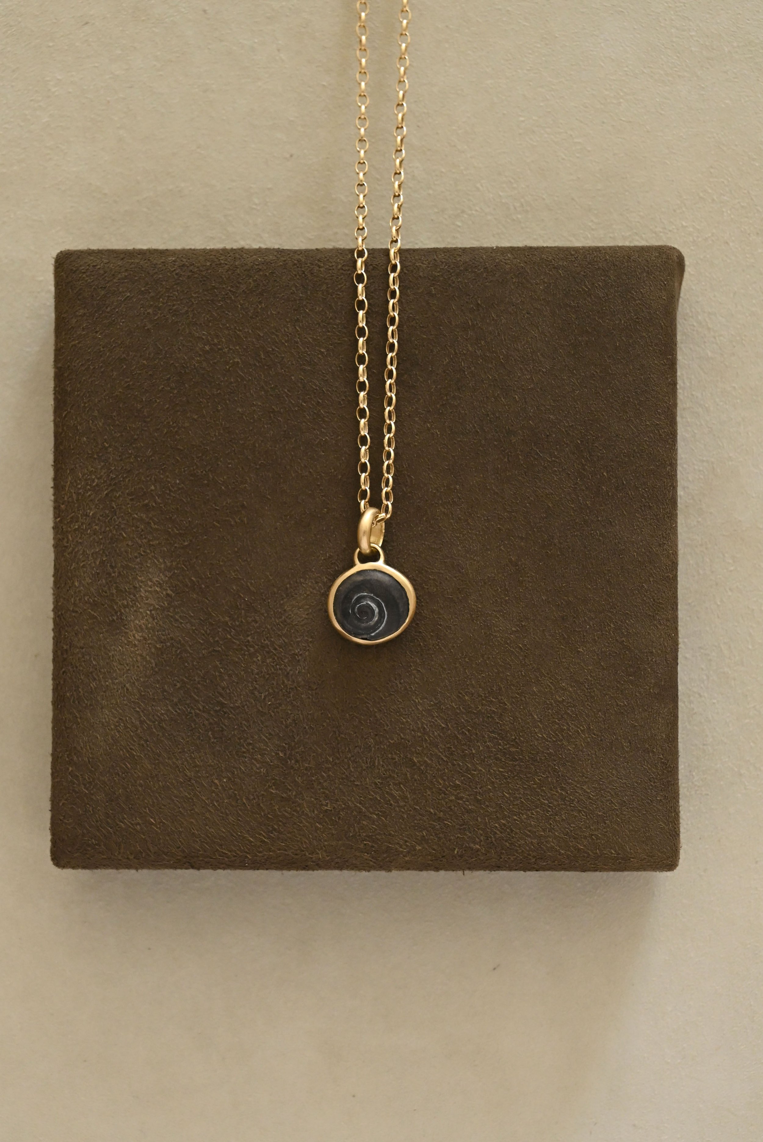 Dunton-Ellerkamp-Fall-Capsule-Collection-2026-Gold-Black-Shell-Pendant-1.jpg