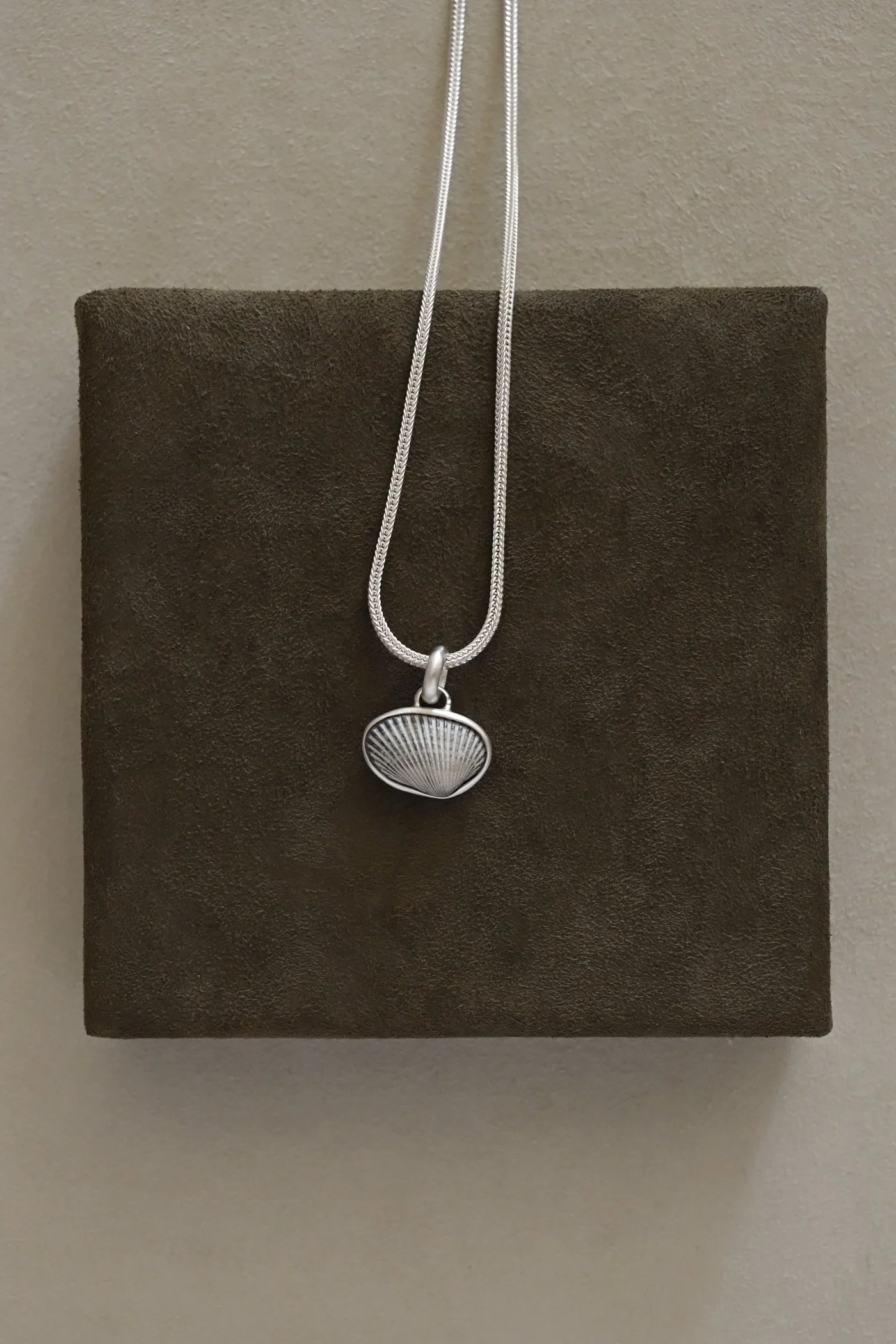 Dunton-Ellerkamp-Silver-Shell-Pendant-6.jpg