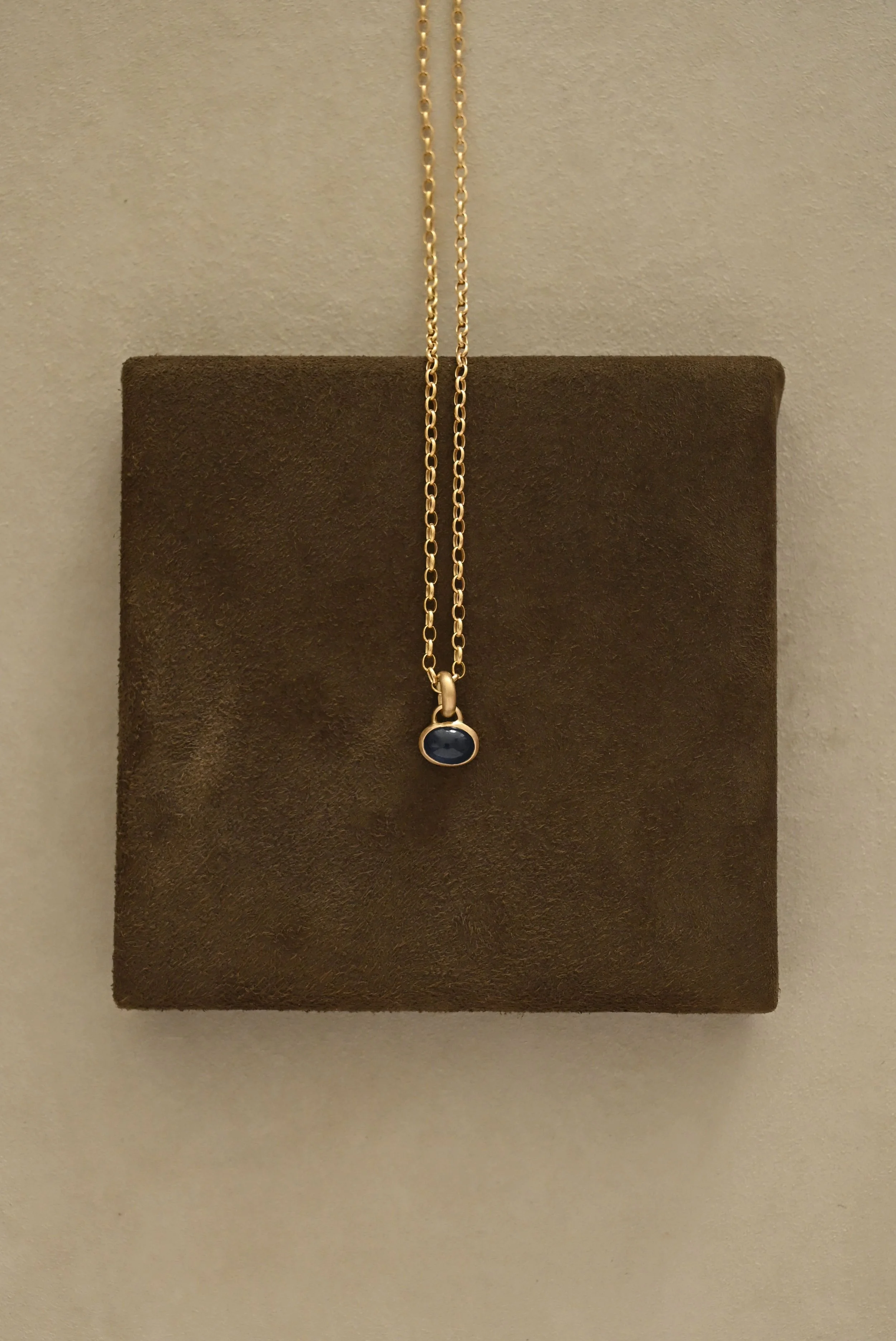 Dunton-Ellerkamp-Blue-Sapphire-Cab-Pendant-2.jpg