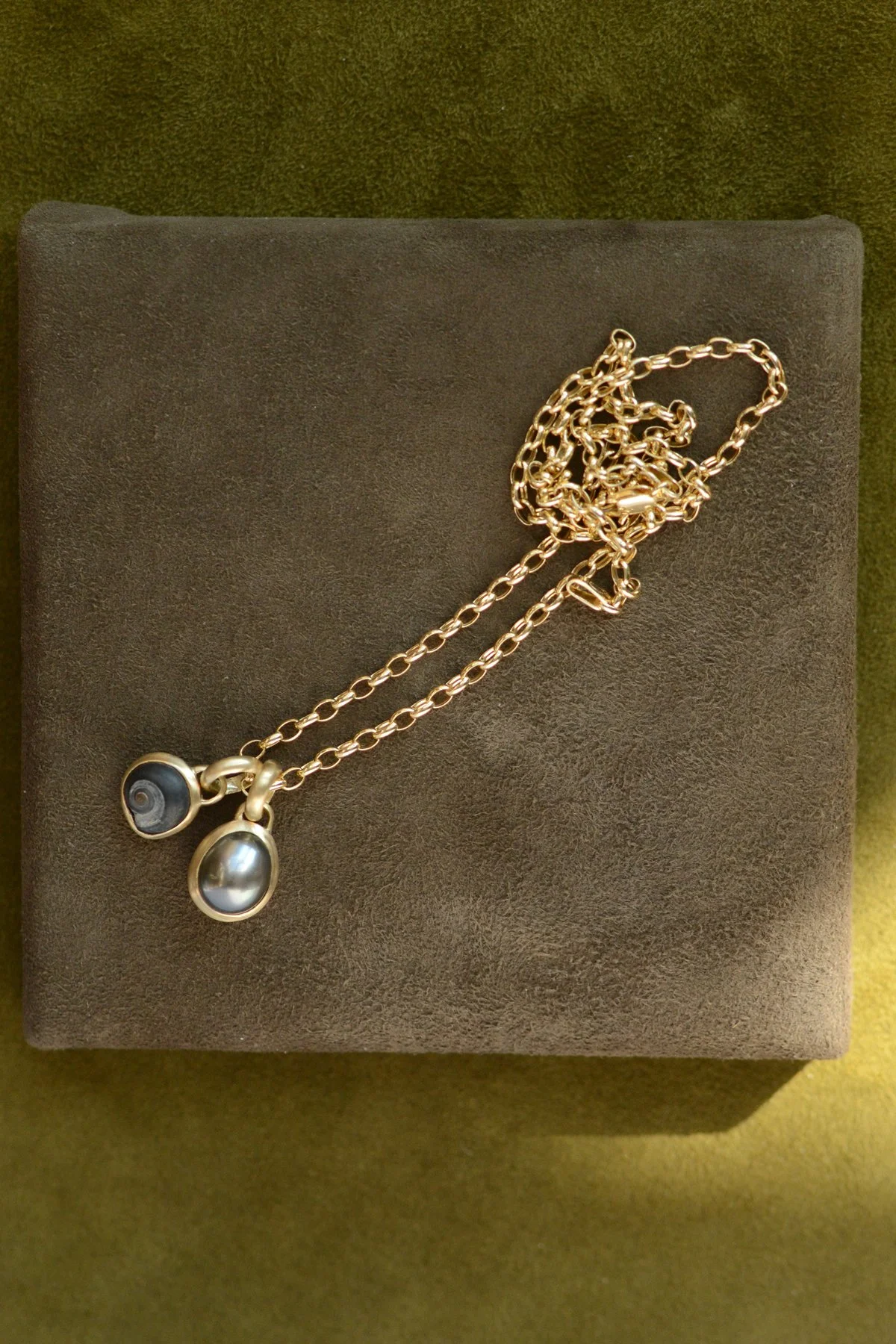 Dunton_Ellerkamp_Pearl_Pendant_Gold_Fall_Capsule_1.jpg