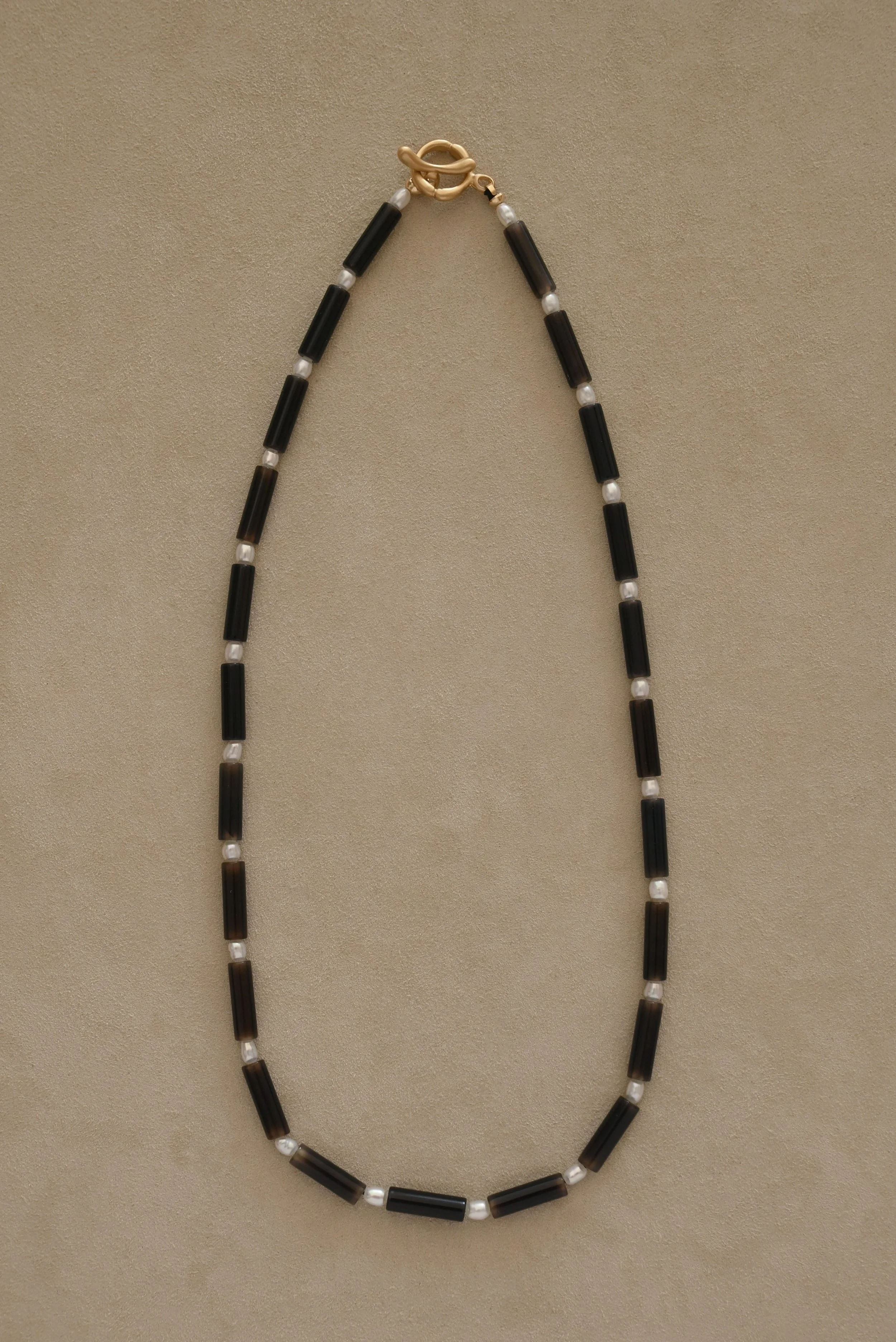 Dunton-Ellerkamp-Fall-Capsule-2026-Web-Agate-White-PEarl-Necklace-2.jpg
