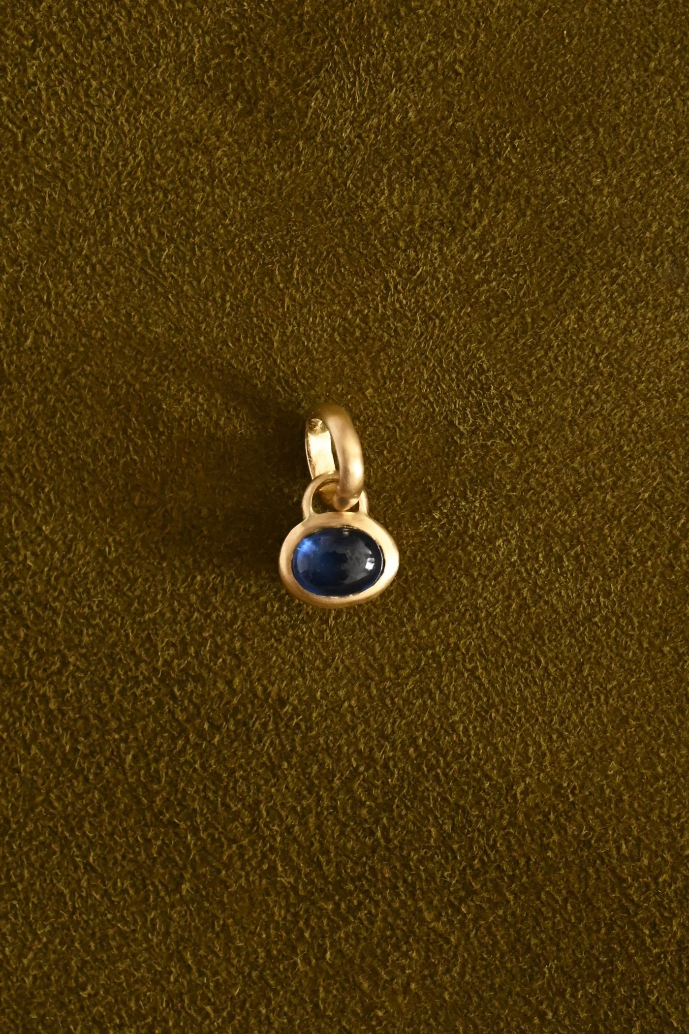 Dunton-Ellerkamp-Blue-Sapphire-Cabochon-Pendant-1.jpg