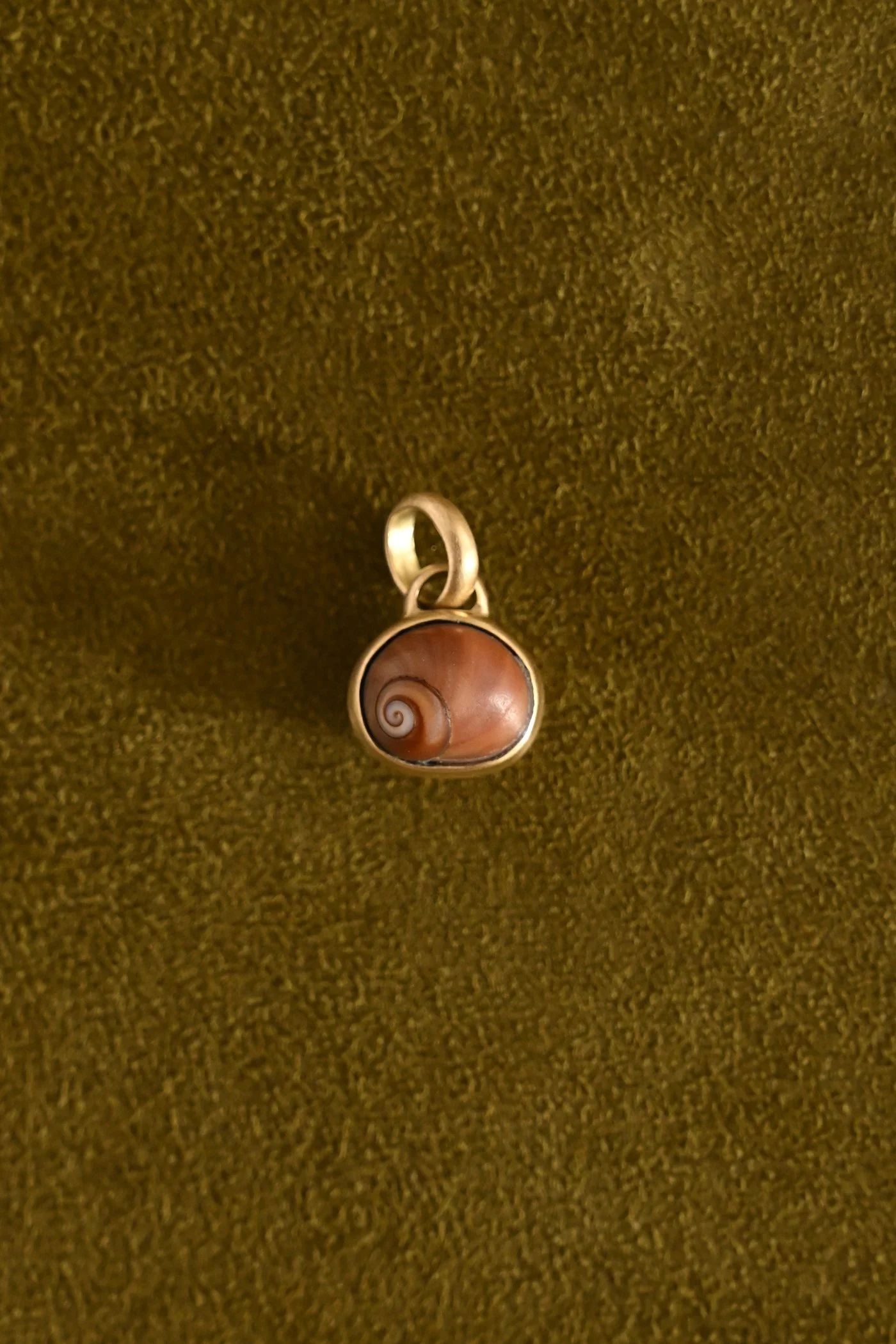 Dunton-Ellerkamp-Gold-Shell-Pendant-2-Web.jpg