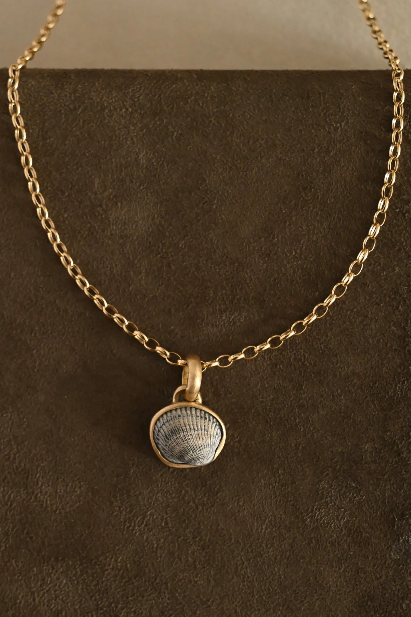 Dunton-Ellerkamp-Grey-Gold-Shell-Pendant-OnChain-1.jpg