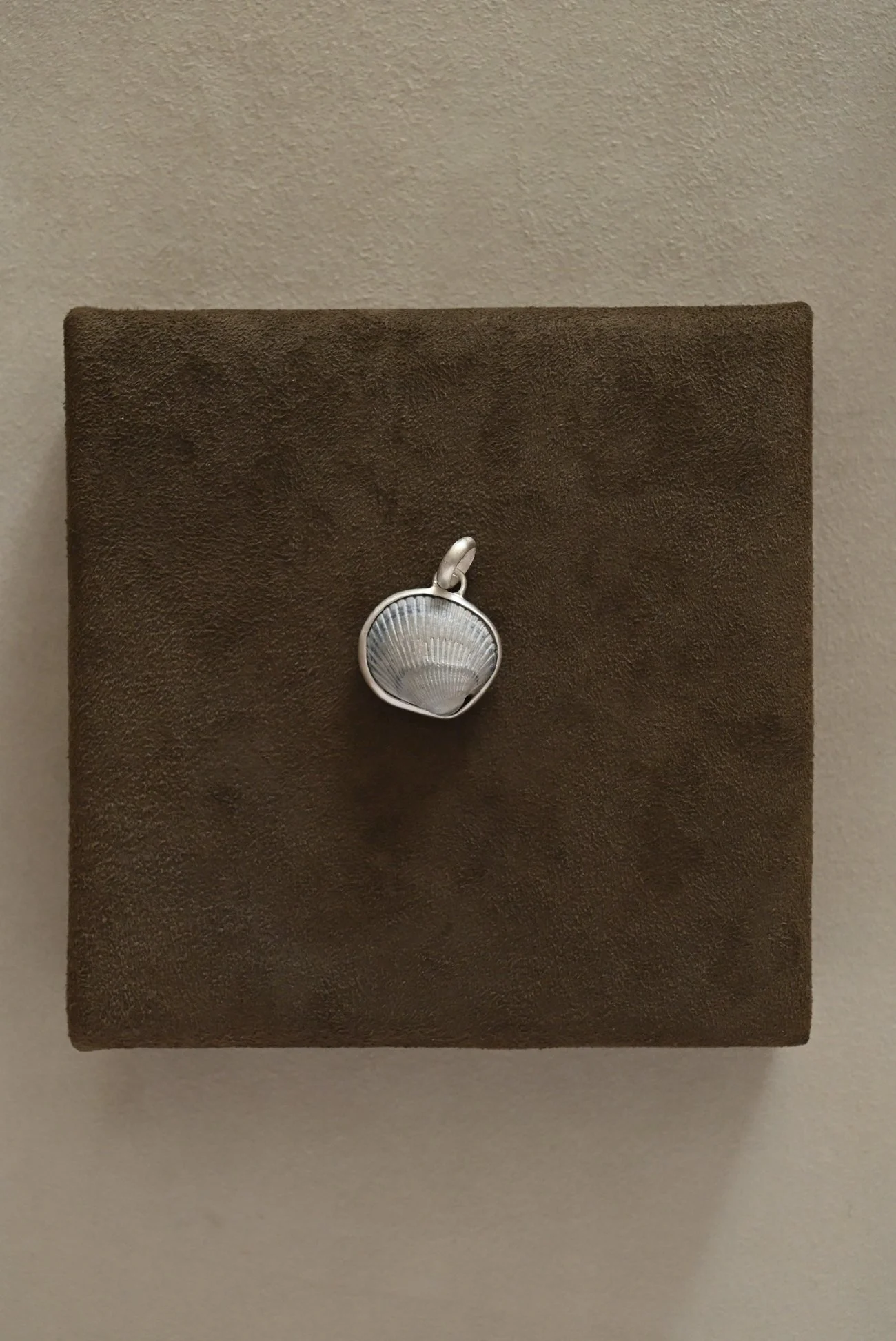 Dunton-Ellerkamp-Silver-Shell-Pendant-August-2026-Web-2.jpg