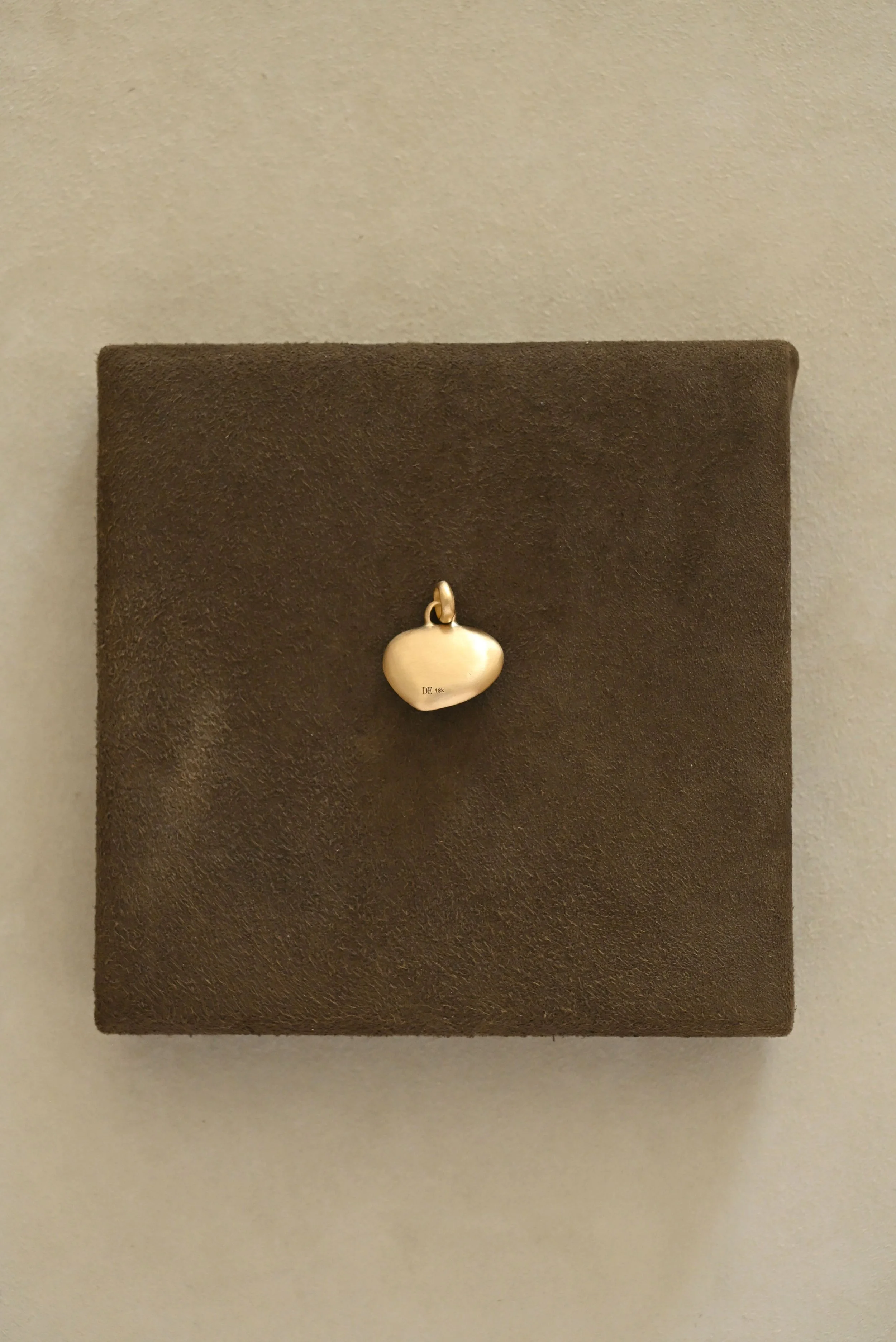 Dunton-Ellerkamp-Fall-Capsule-Collection-2026-Gold-Grey-Clam-Shell-Pendant-2.jpg