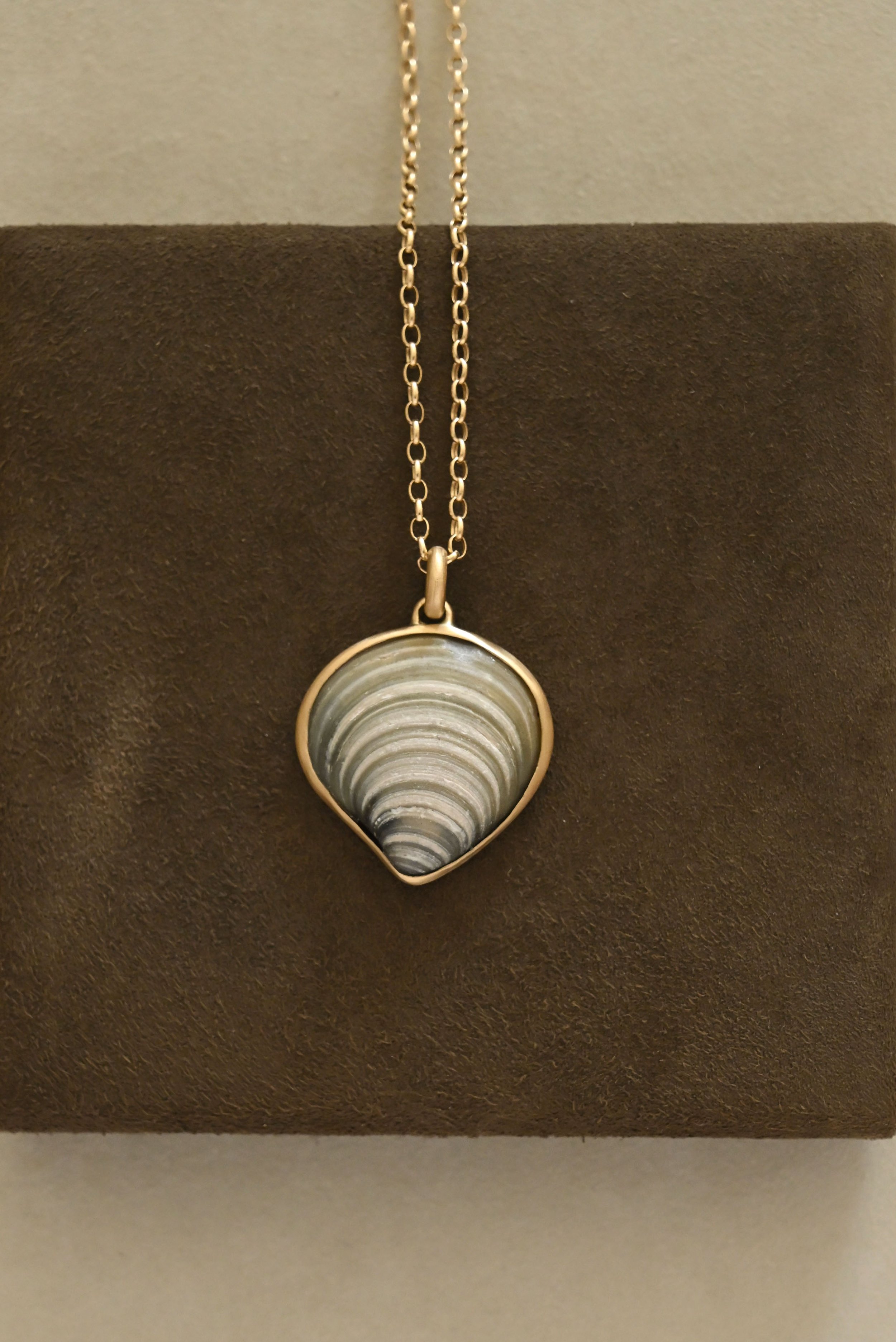 Dunton-Ellerkamp-Fall-Capsule-Collection-2026-Gold-Striped-Grey-Shell-Pendant-3.jpg