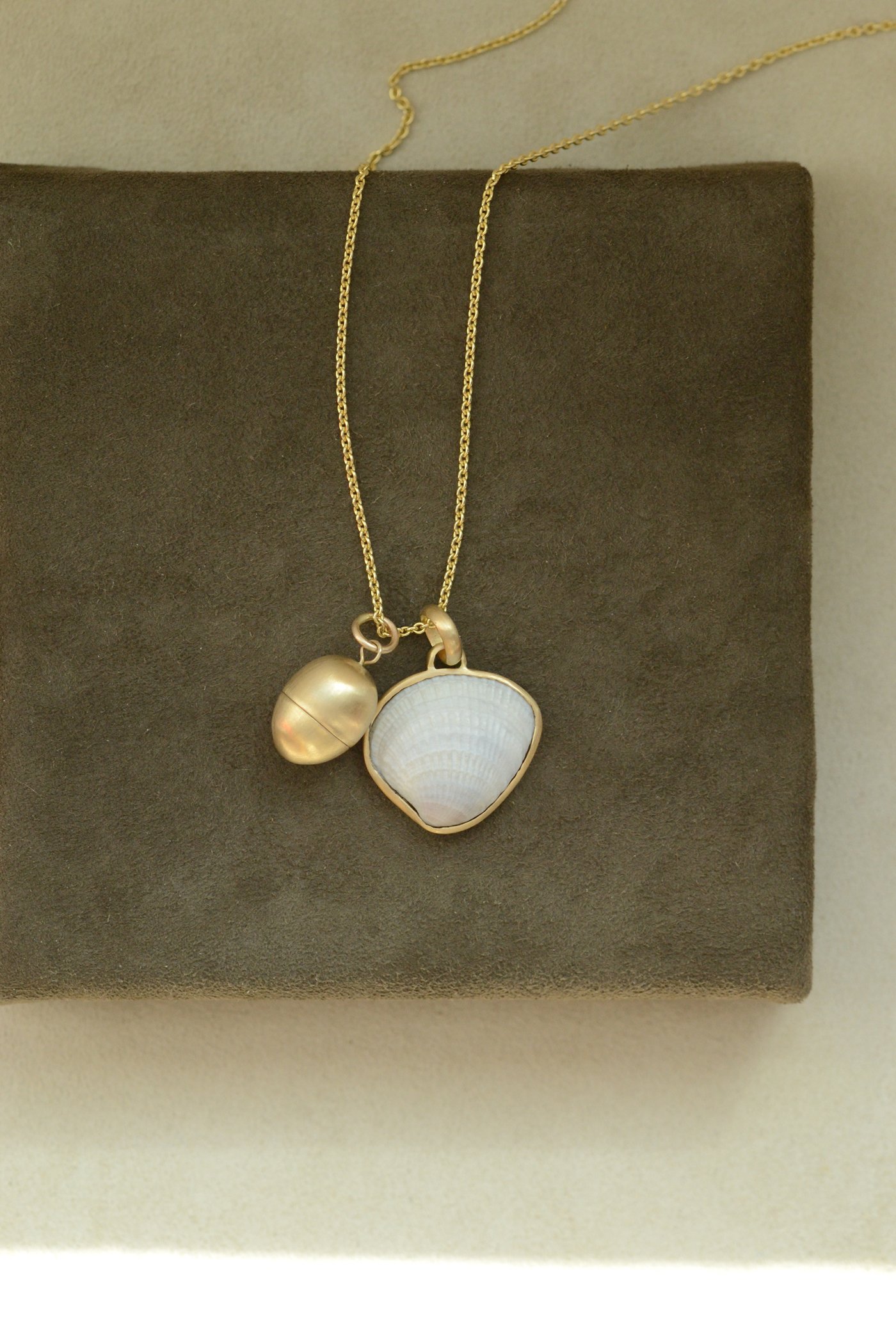 Dunton_Ellerkamp_18k_Gold_Shell_Pendant_Web_4.jpg