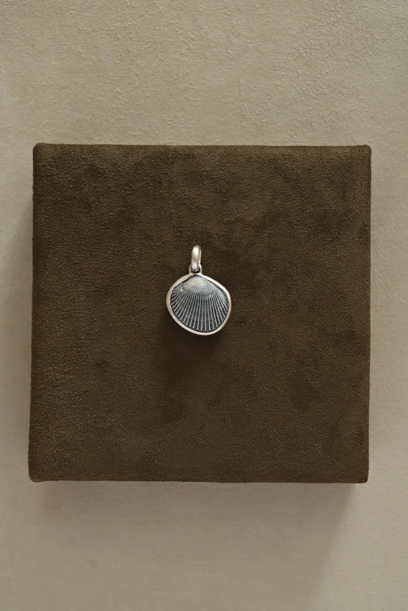 Dunton-Ellerkamp-Silver-Shell-Pendant-August-2026-Web-16.jpg