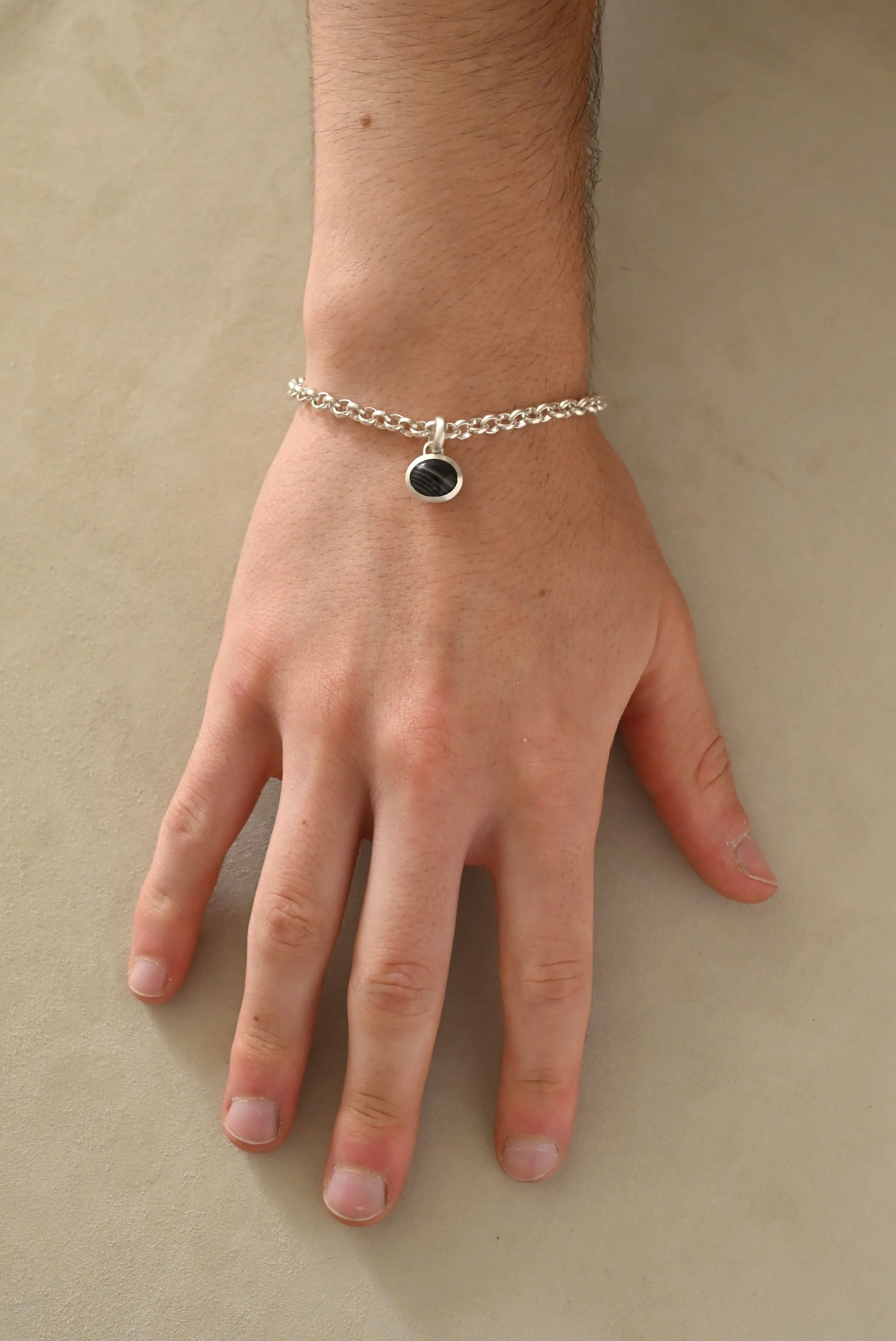 Dunton-Ellerkamp-Fall-Capsule-Collection-2026-Oliver-Bracelet-4-6mm-Banded-Agate-Pendant-1.jpg