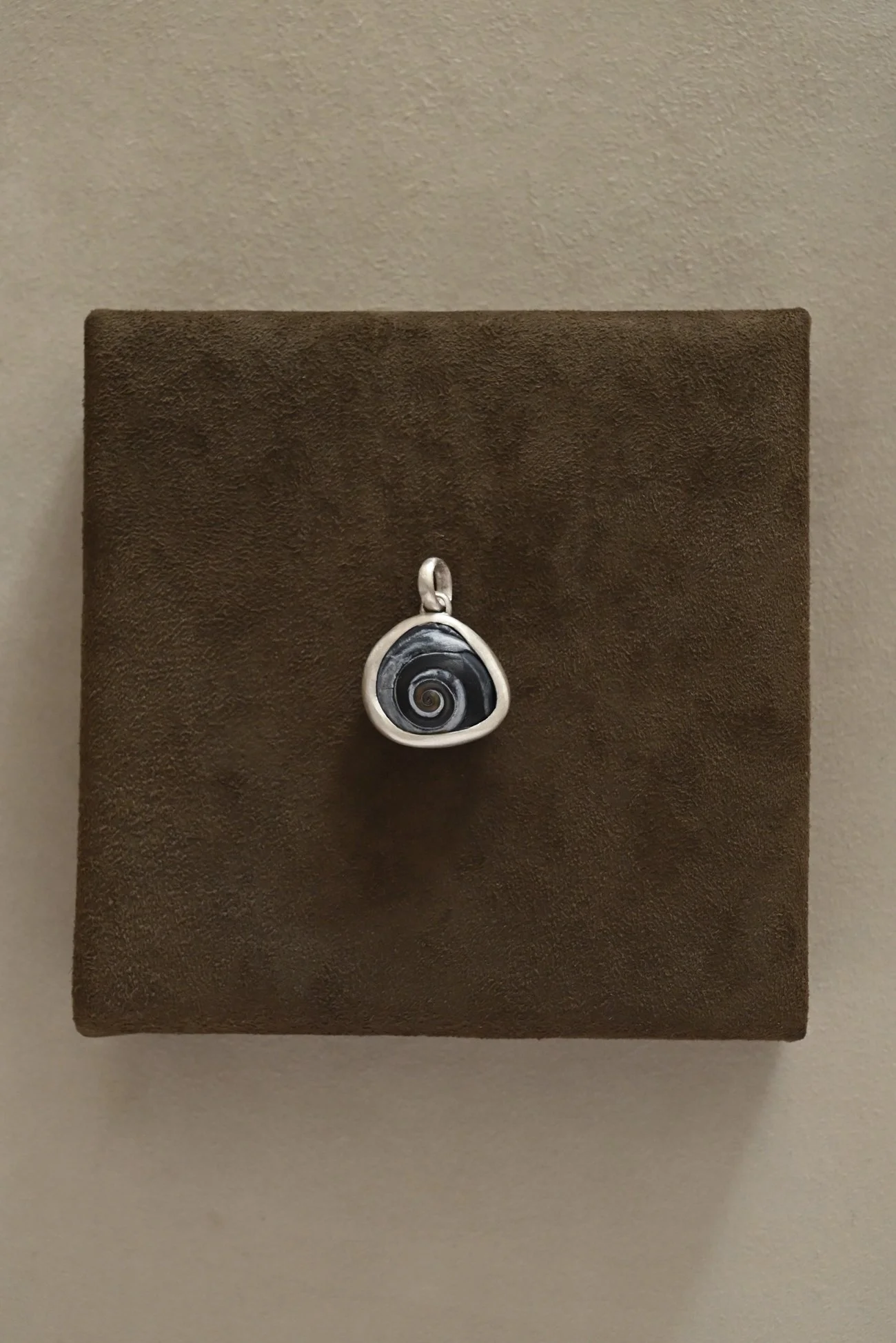 Dunton-Ellerkamp-Silver-Shell-Pendant-August-2026-Web-10.jpg