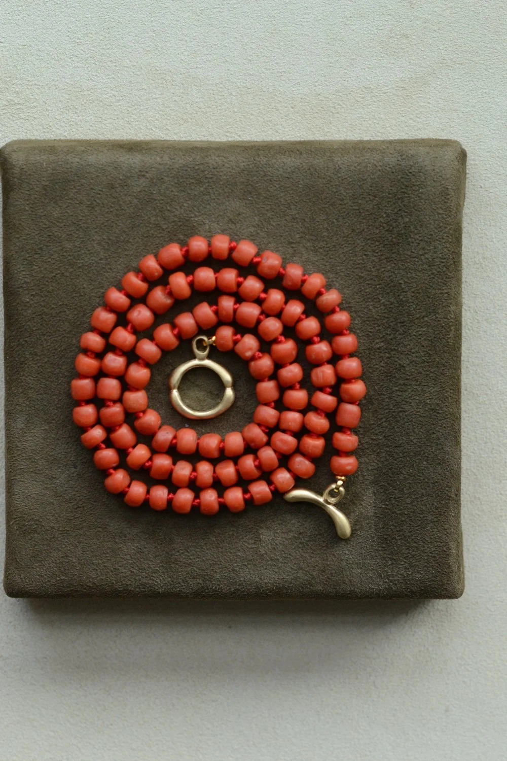 Dunton_Ellerkamp-18k-gold-antique-coral-strand-1.jpg