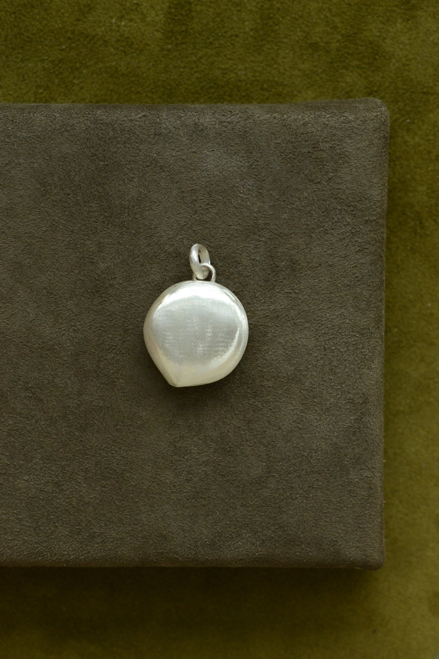 Dunton_ellerkamp_shell-pendant-white-fine-lines-web-2.jpg