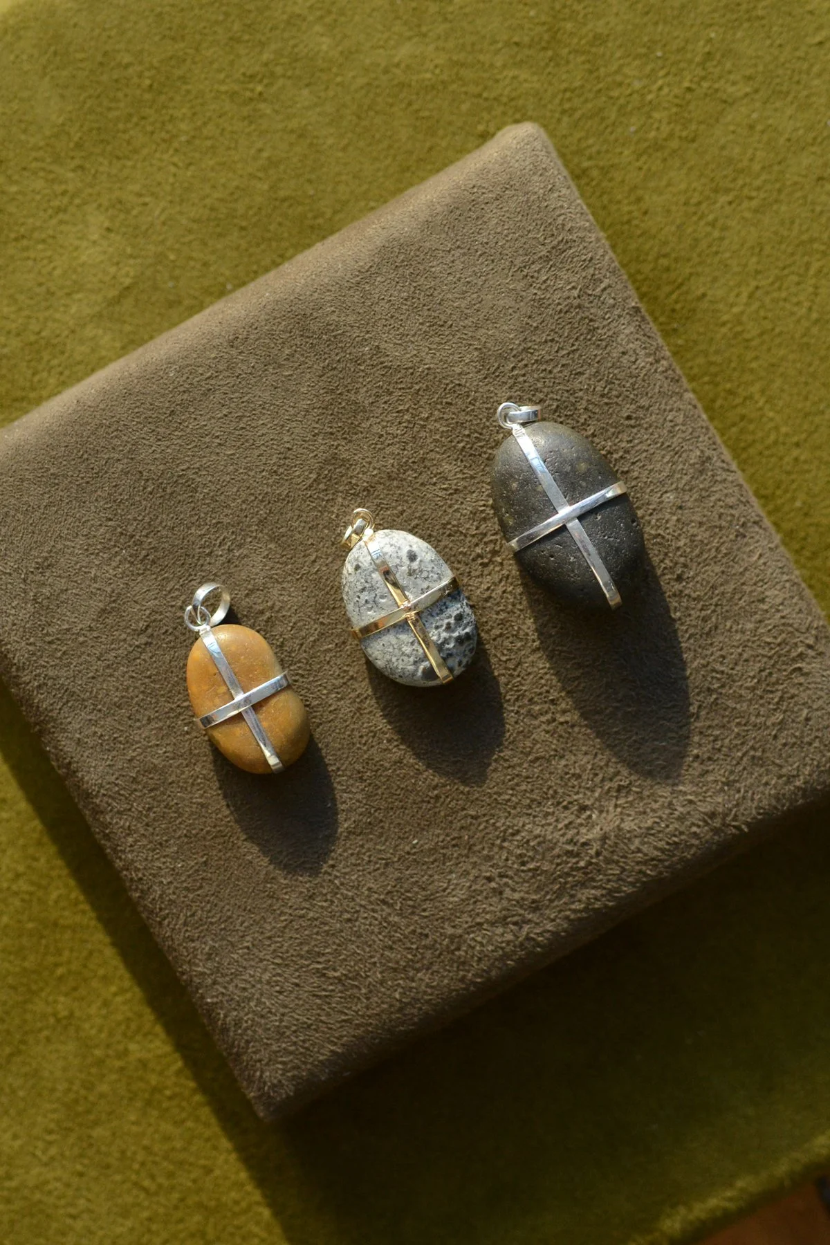 Dunton_Ellerkamp_Fall_Capsule_Nathalie_Mathoulin_Ribbon_Stone_Pendant_24.jpg