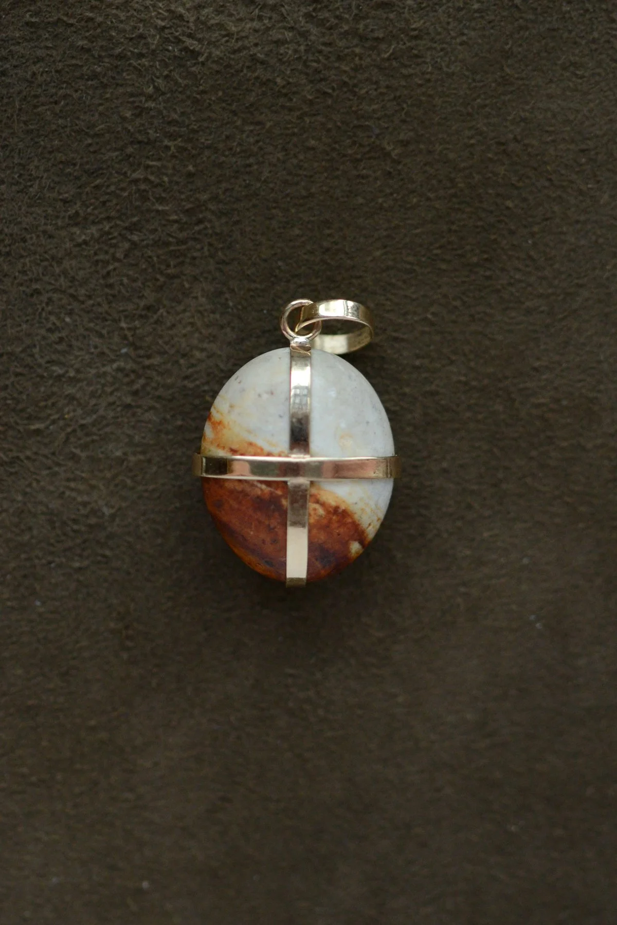 Dunton_Ellerkamp_Fall_Capsule_Nathalie_Mathoulin_Ribbon_Stone_Pendant_11.jpg