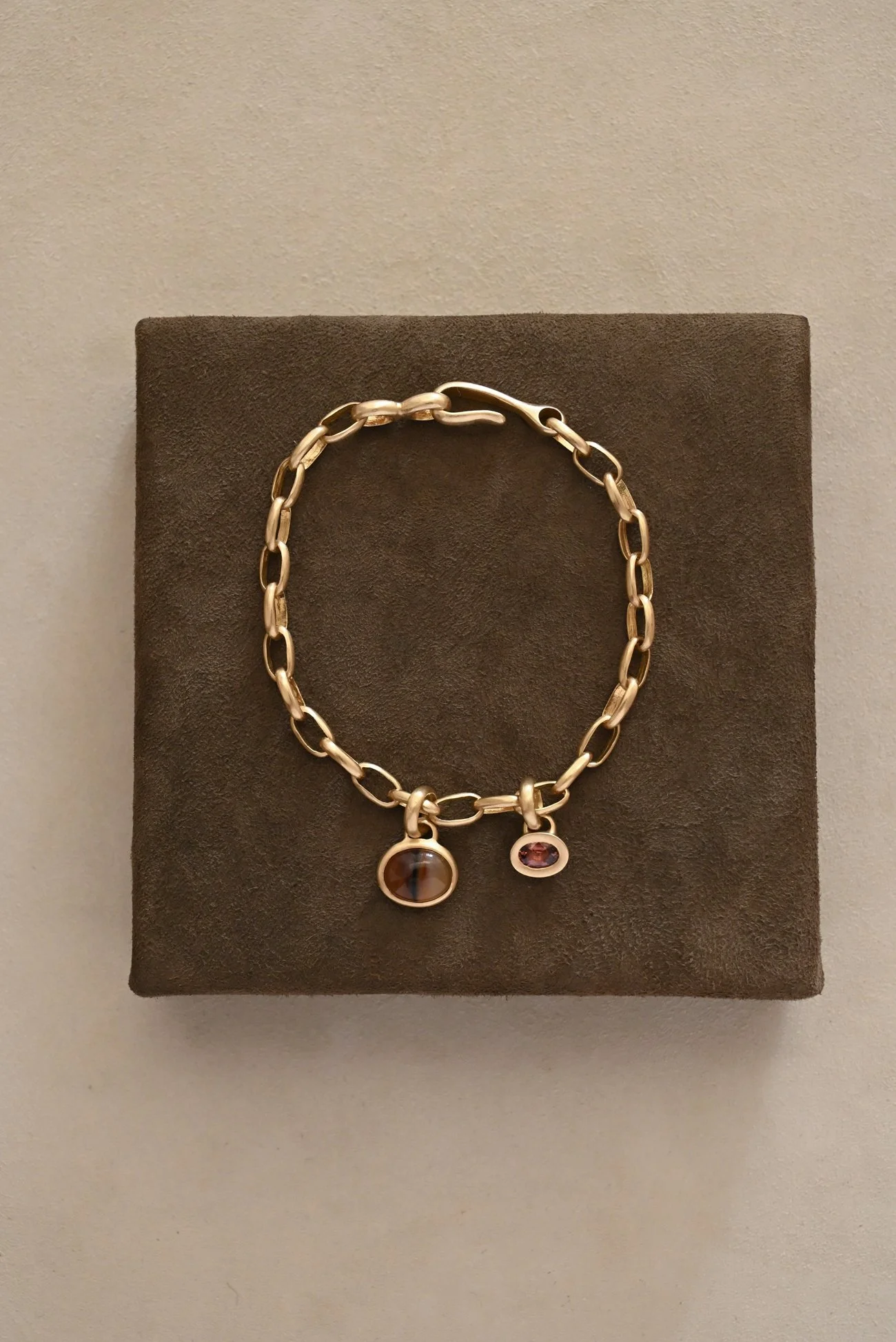 Dunton-Ellerkamp-Gold-Baby-Elevine-Brown-Sapphire-Pendan.jpg