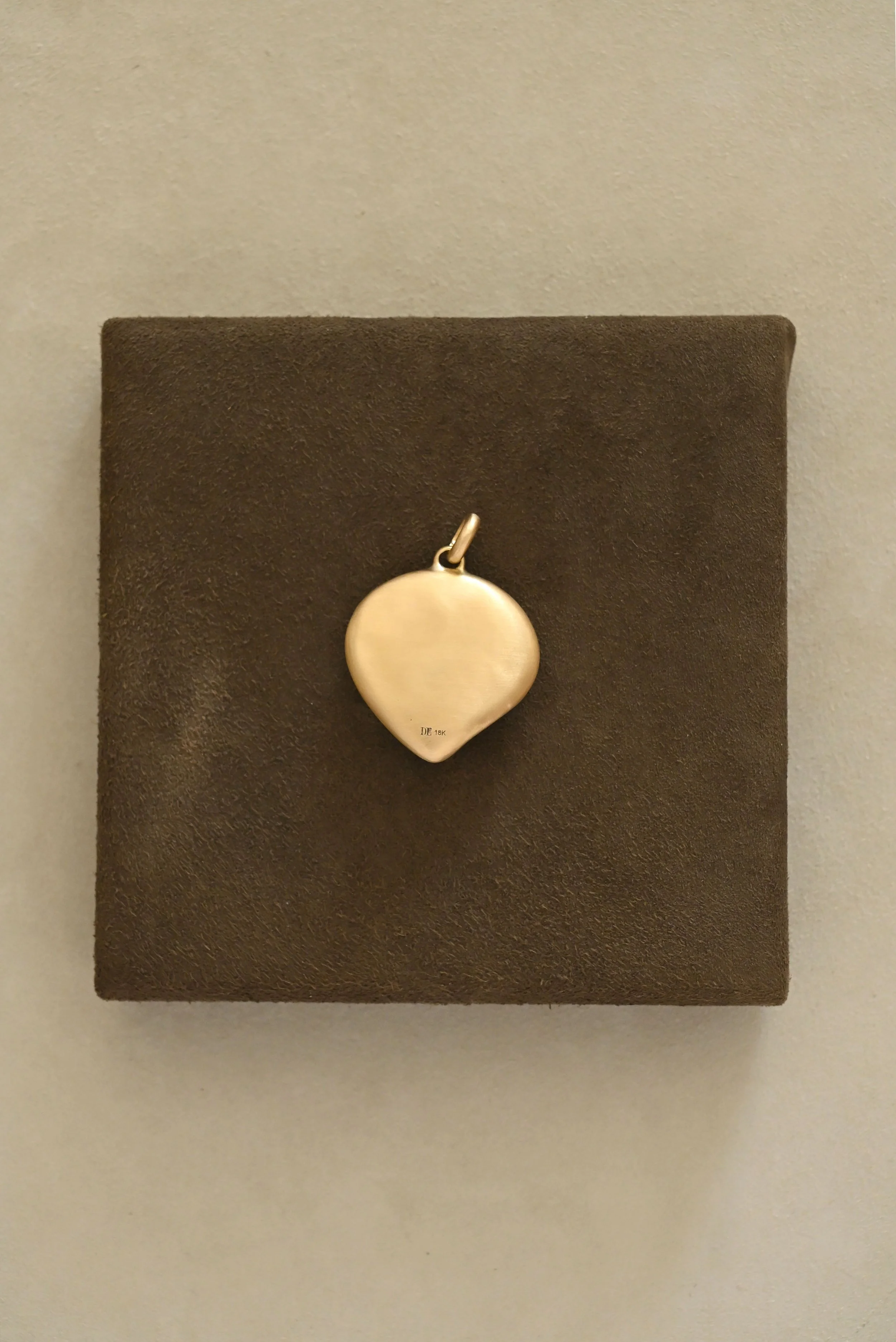 Dunton-Ellerkamp-Fall-Capsule-Collection-2026-Gold-Striped-Grey-Shell-Pendant-2.jpg