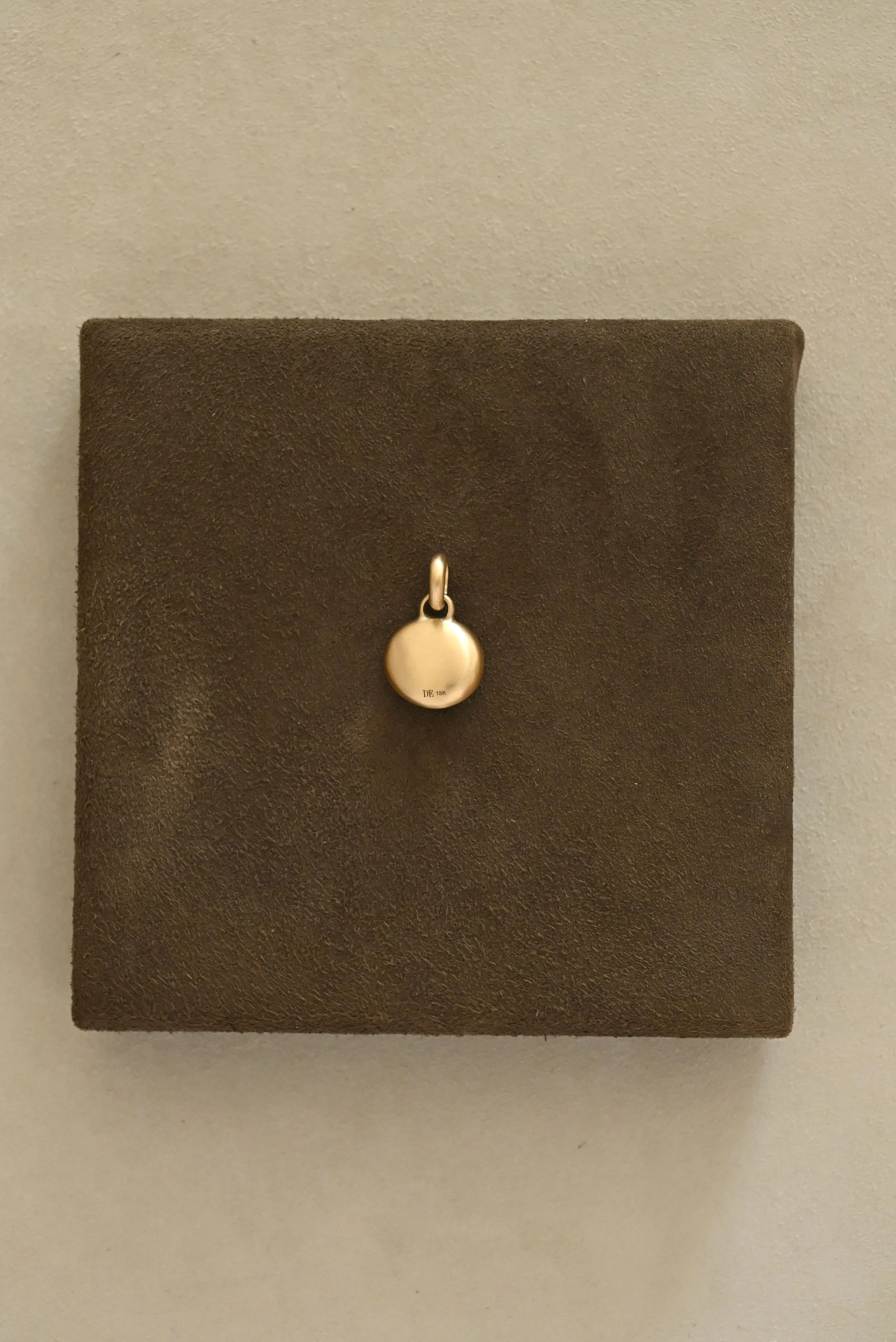 Dunton-Ellerkamp-Fall-Capsule-Collection-2026--Gold-Black-Shell-Pendant-3.jpg