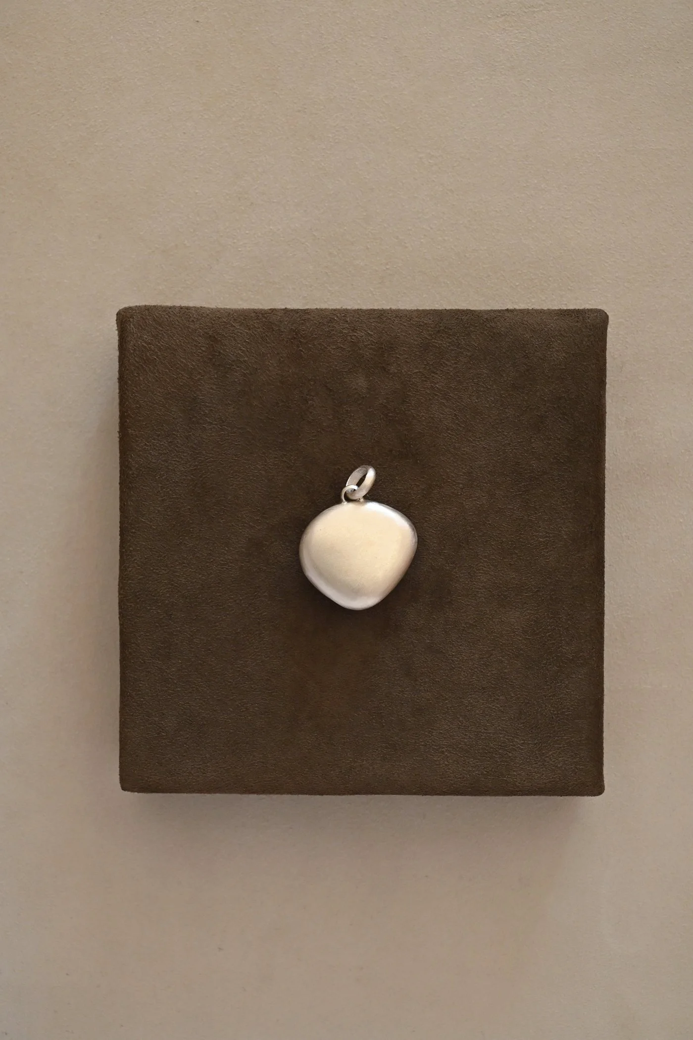 Dunton-Ellerkamp-White-Silver-Shell-Pendant-4.jpg