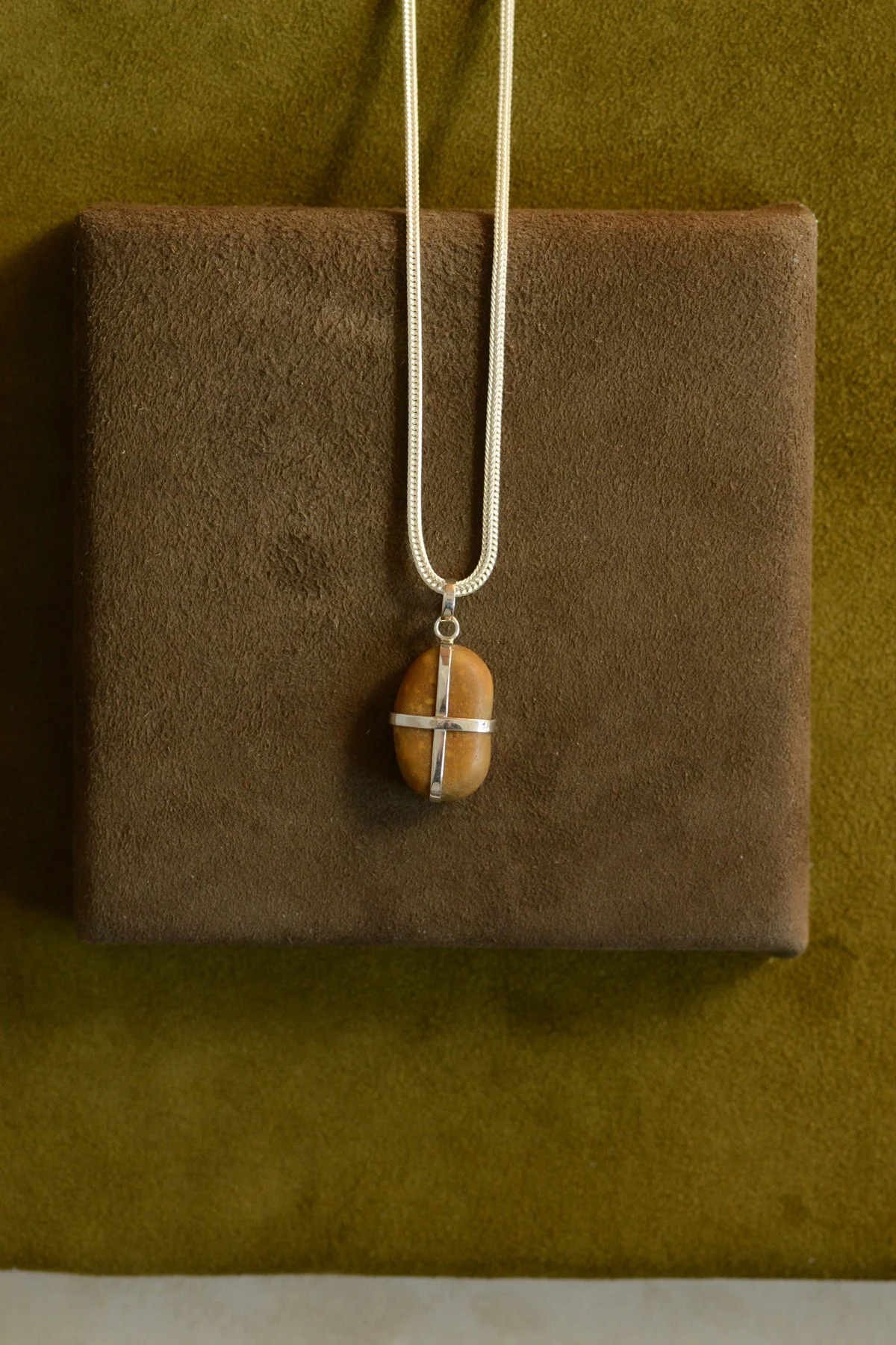 Dunton_Ellerkamp_Fall_Capsule_Nathalie_Mathoulin_Ribbon_Stone_Pendant_16.jpg