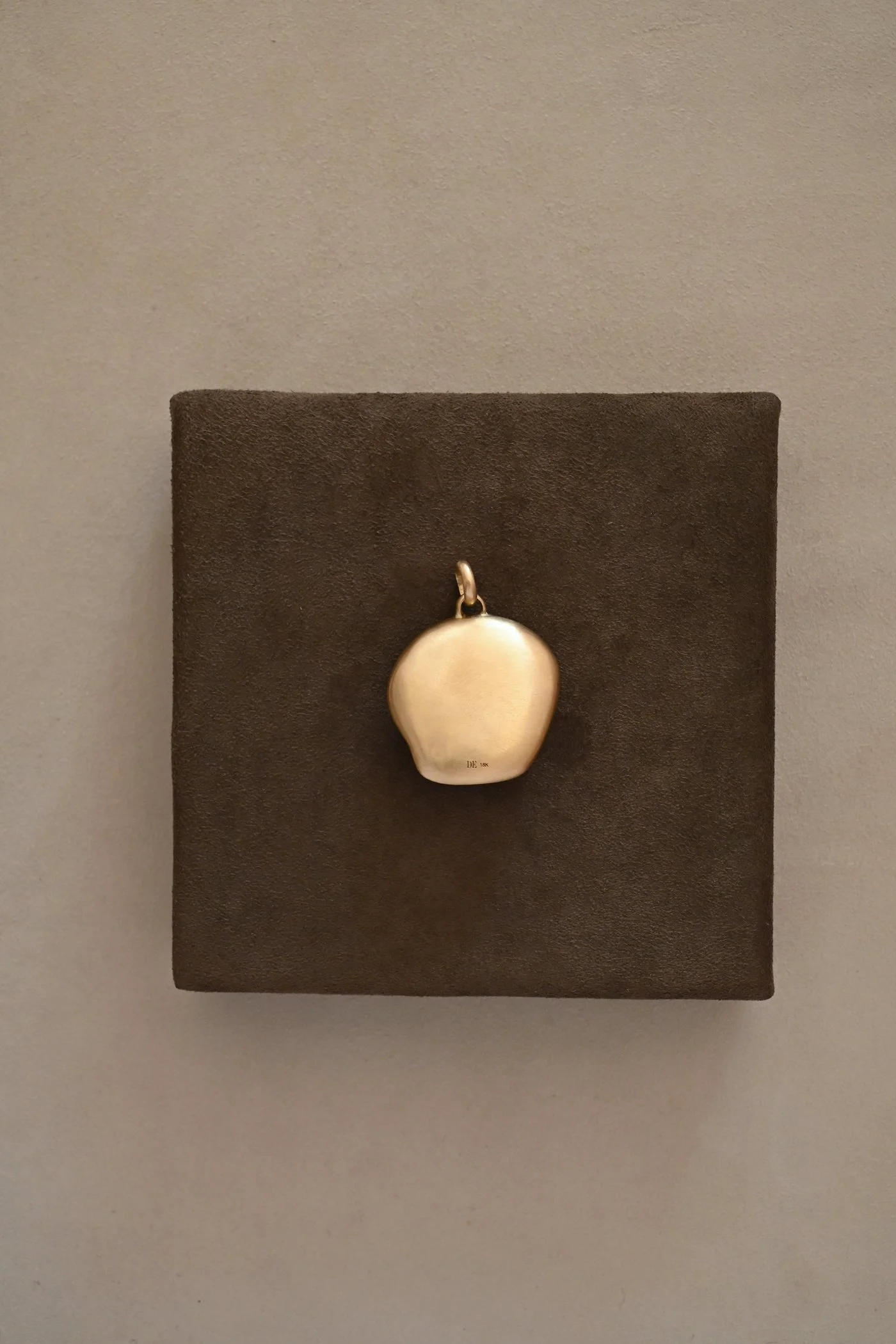 Dunton-Ellerkamp-Gold-Shell-Pendant-White-Red-Shell-3.jpg