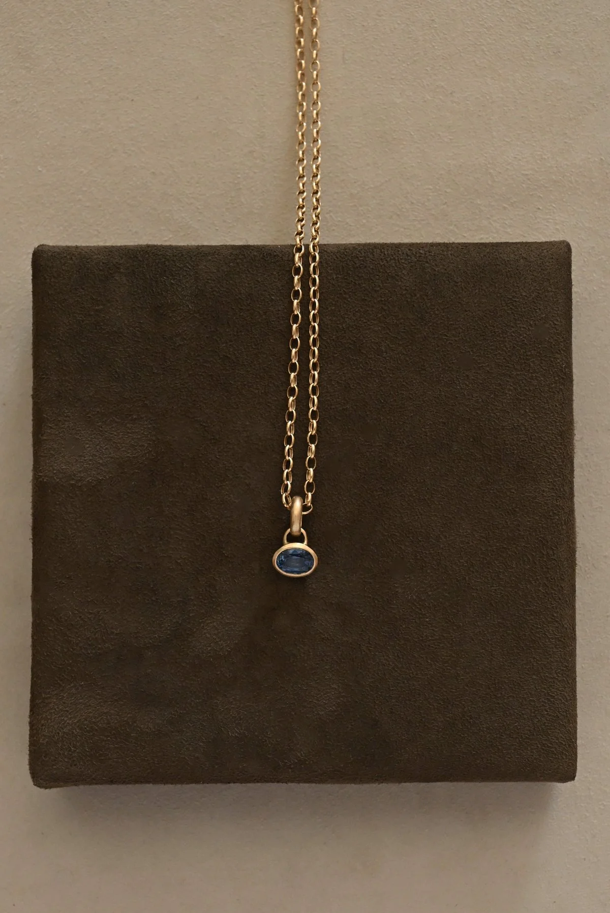 Dunton_Ellerkamp_Gold_Blue_Sapphire_Pendant.jpg