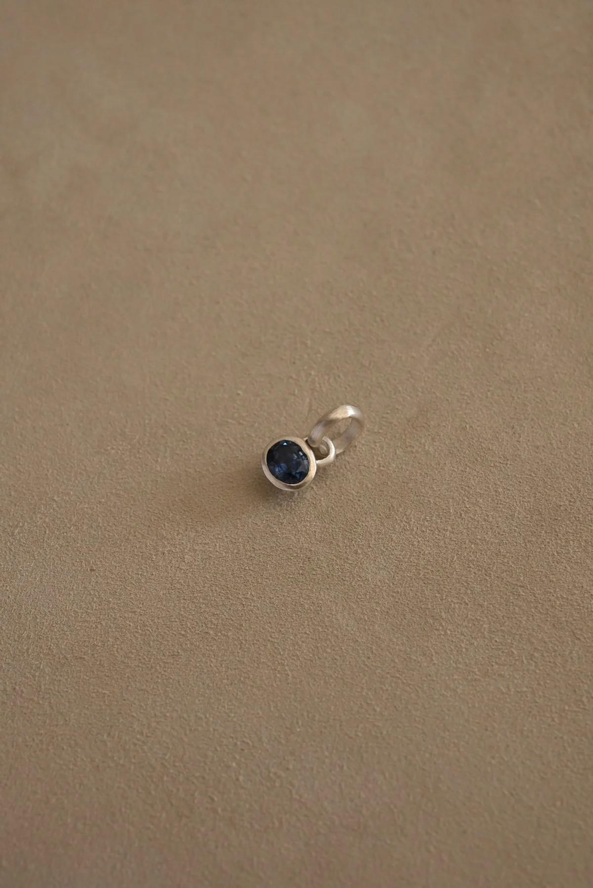 Dunton_Ellerkamp_Blue_Sapphire_Pendant_2.jpg