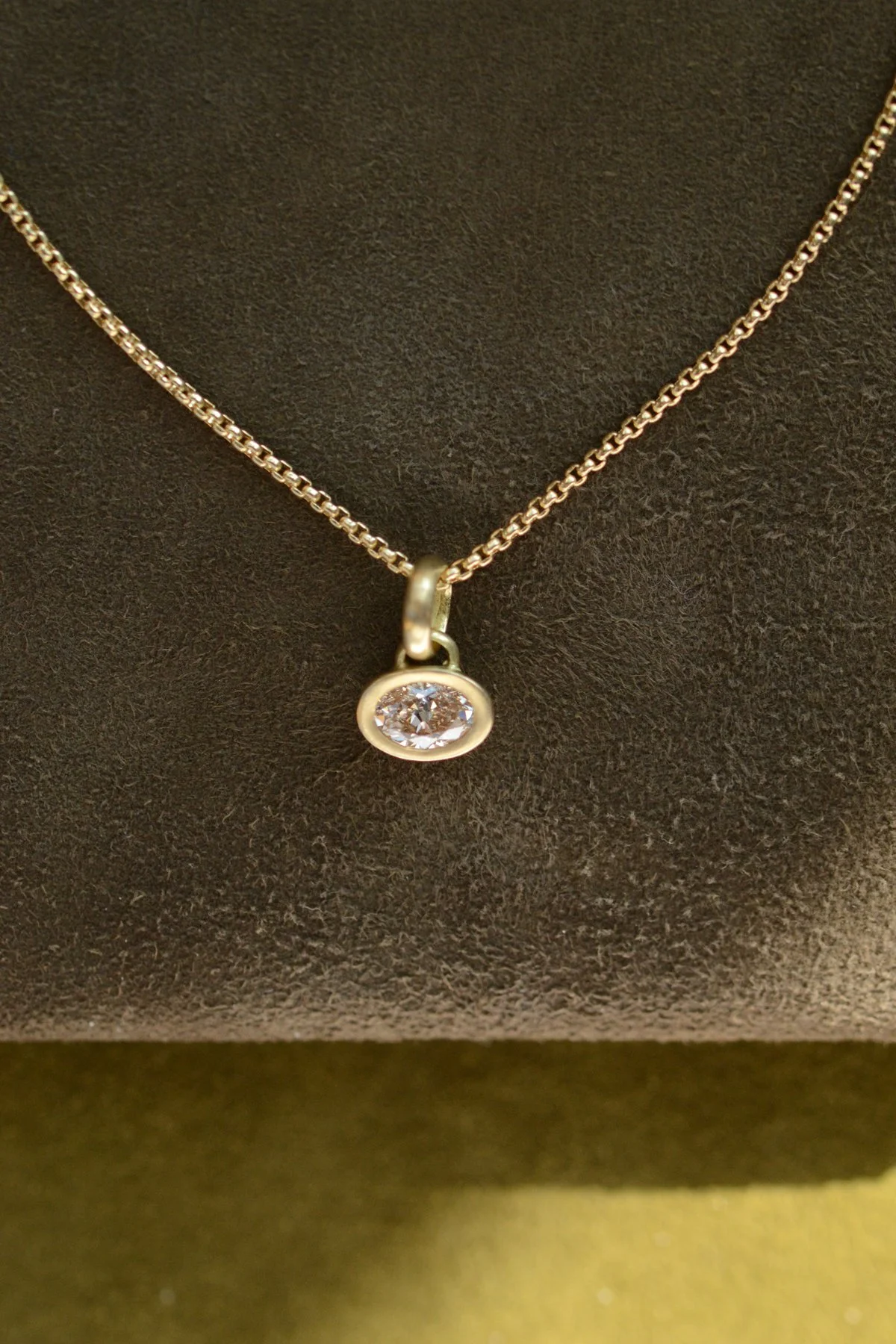 Dunton_Ellerkamp_champagne_oval_diamond-pendant.jpg
