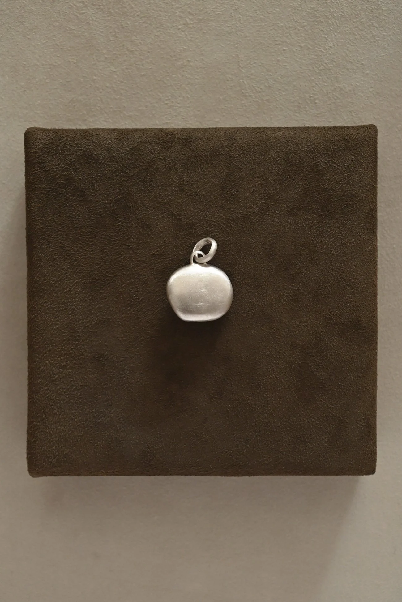 Dunton-Ellerkamp-Silver-Shell-Pendant-August-2026-Web-3.jpg