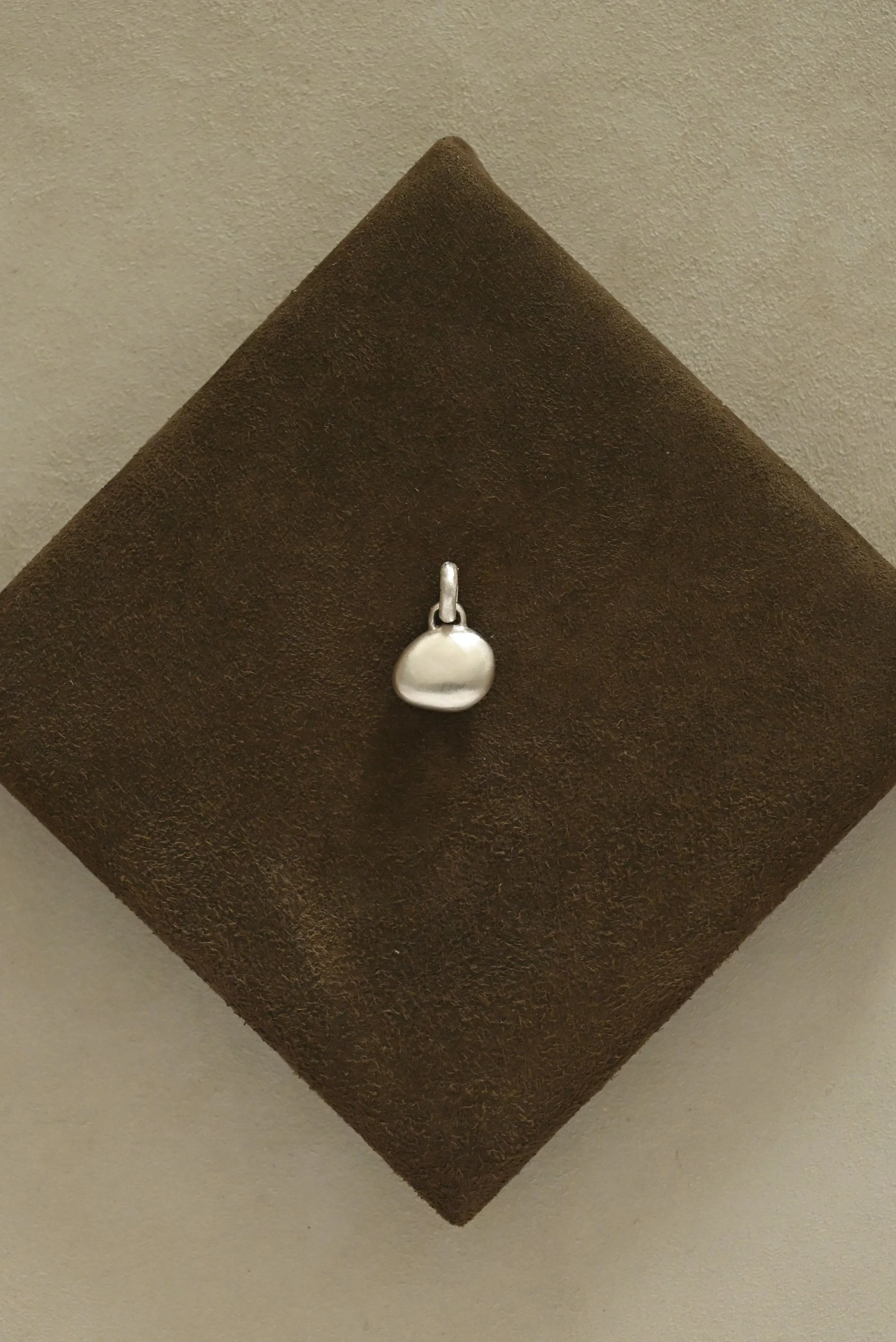 Dunton-Ellerkamp-Fall-Capsule-Collection-2026-Silver-Shell-Pendant-3.jpg