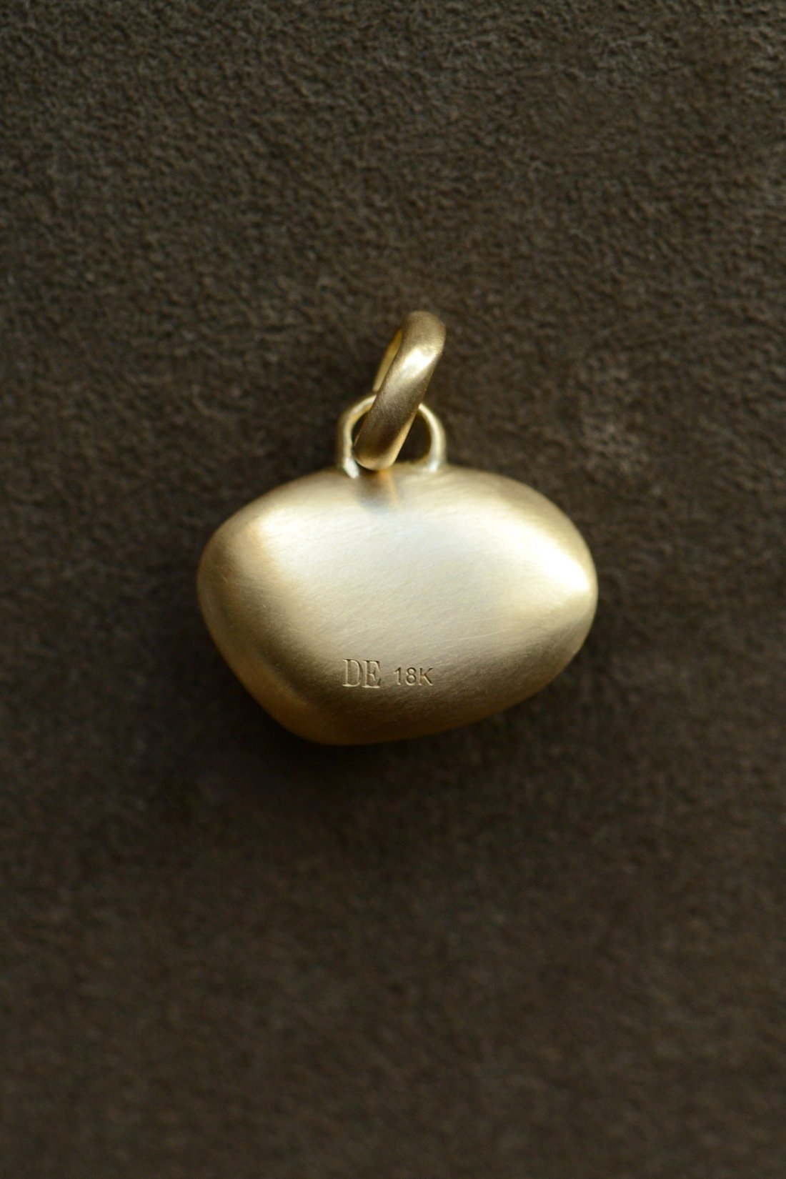 Dunton_Ellerkamp_Gold_Shell_Pendant_3.jpg