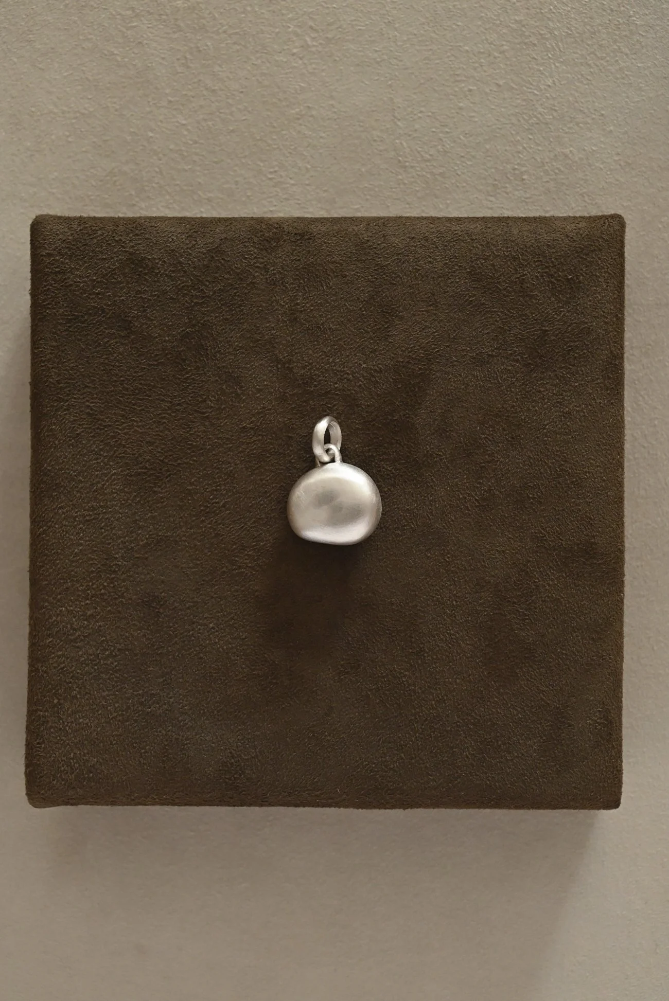 Dunton-Ellerkamp-Silver-Shell-Pendant-August-2026-Web-7.jpg