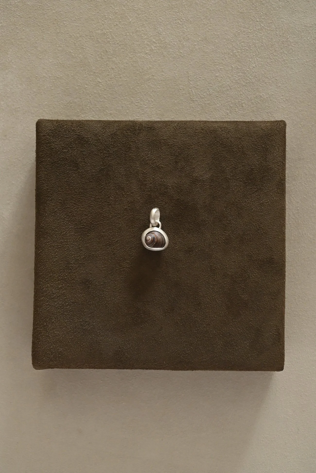 Dunton-Ellerkamp-Silver-Shell-Pendant-August-2026-Web-14.jpg