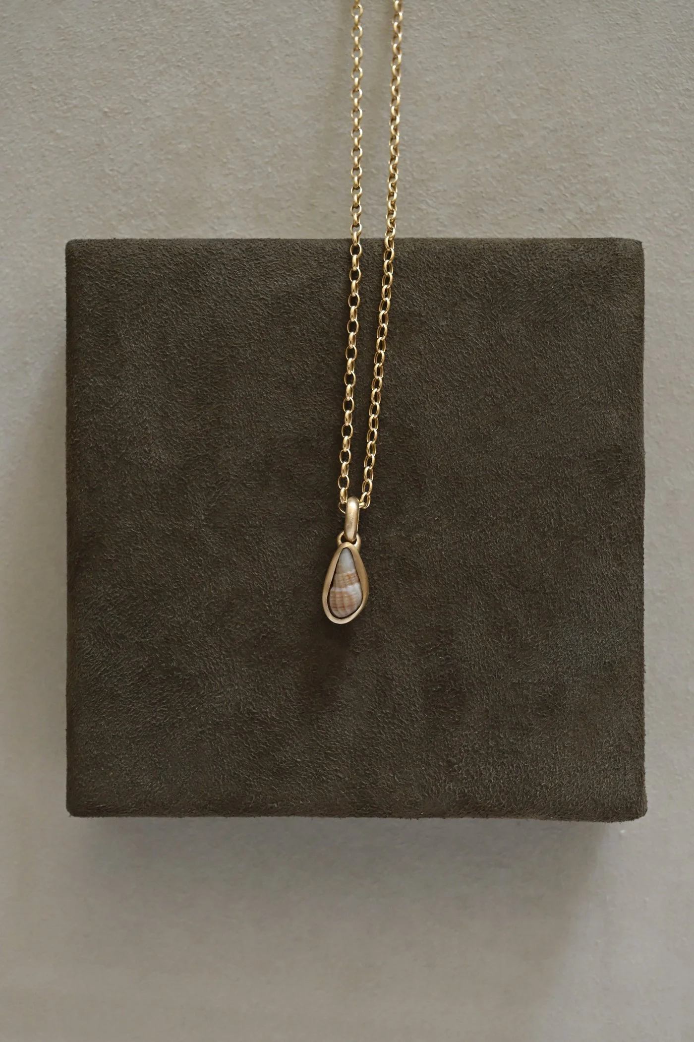Dunton-Ellerkamp-Gold-Petite-Shell-3.jpg