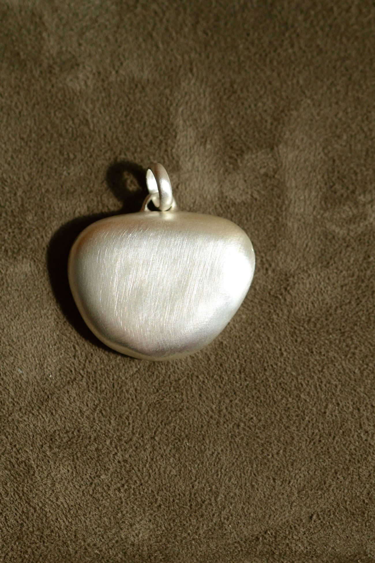 Dunton_Ellerkamp_Grey_Shell_Pendant_2.jpg