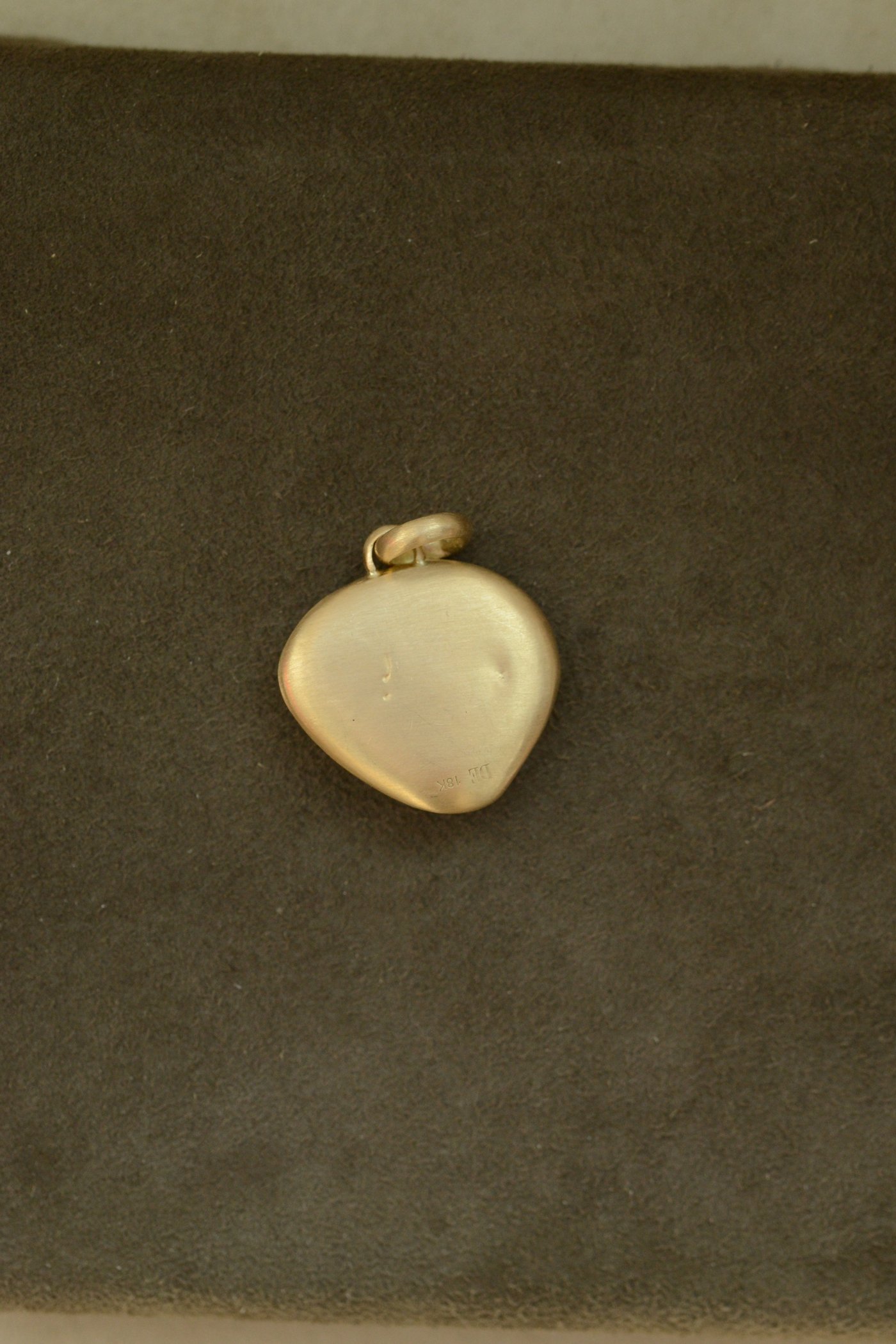 Dunton_Ellerkamp_18k_Gold_Shell_Pendant_Web_5.jpg