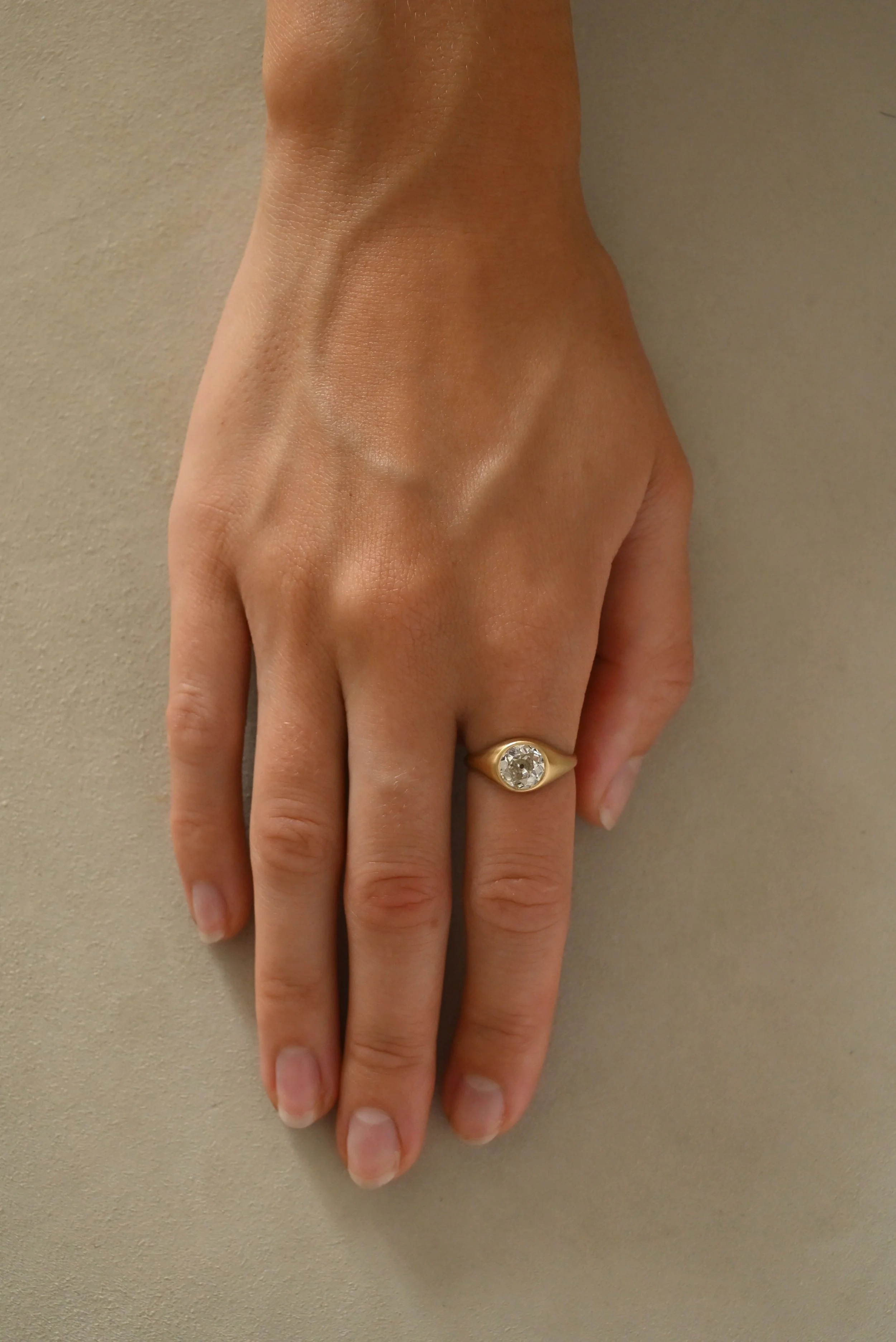 Dunton-Ellerkamp-1.3ct-Round-Diamond-18k-yellow-simple-setting-web-1.jpg