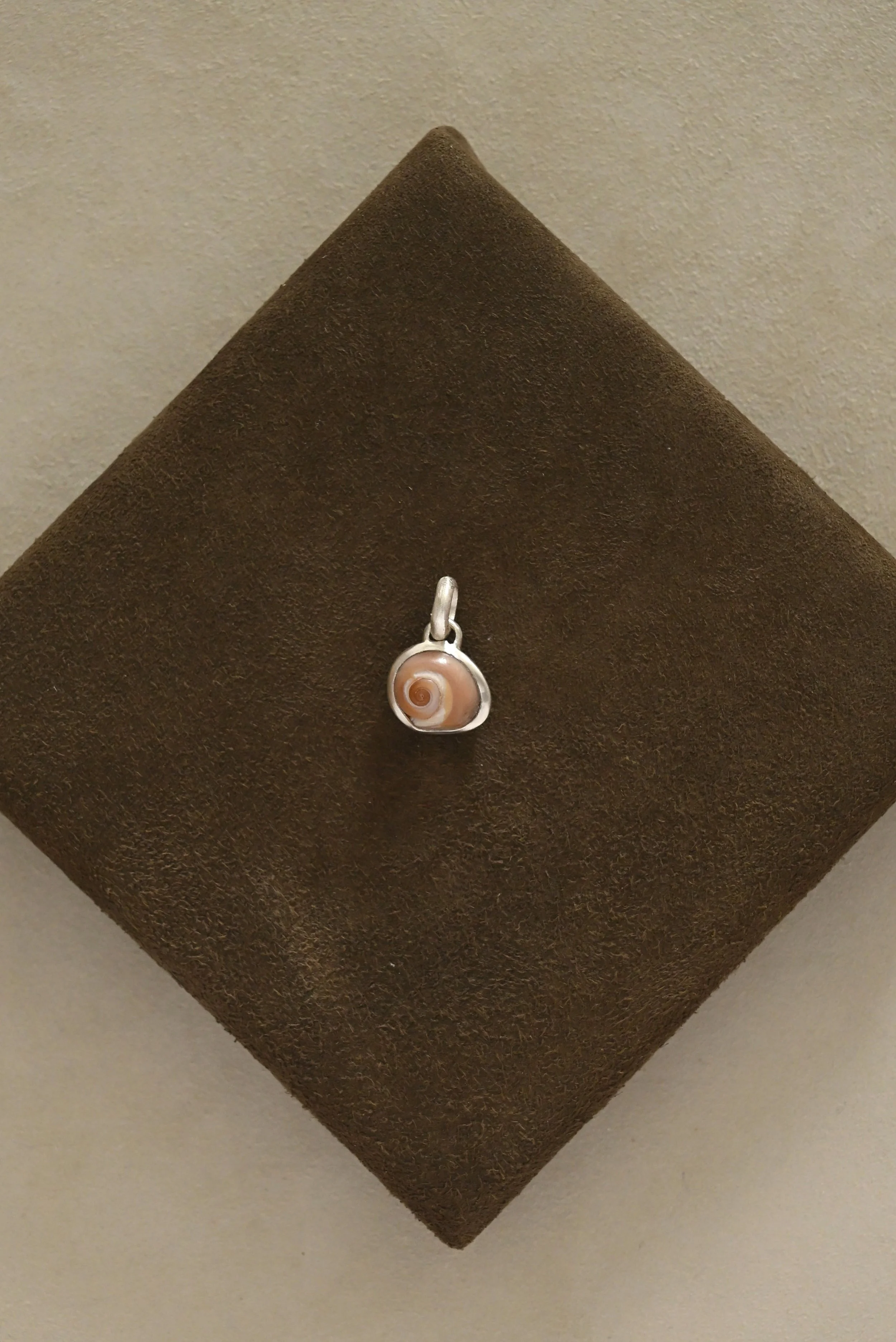 Dunton-Ellerkamp-Fall-Capsule-Collection-2026-Silver-Shell-Pendant-2.jpg