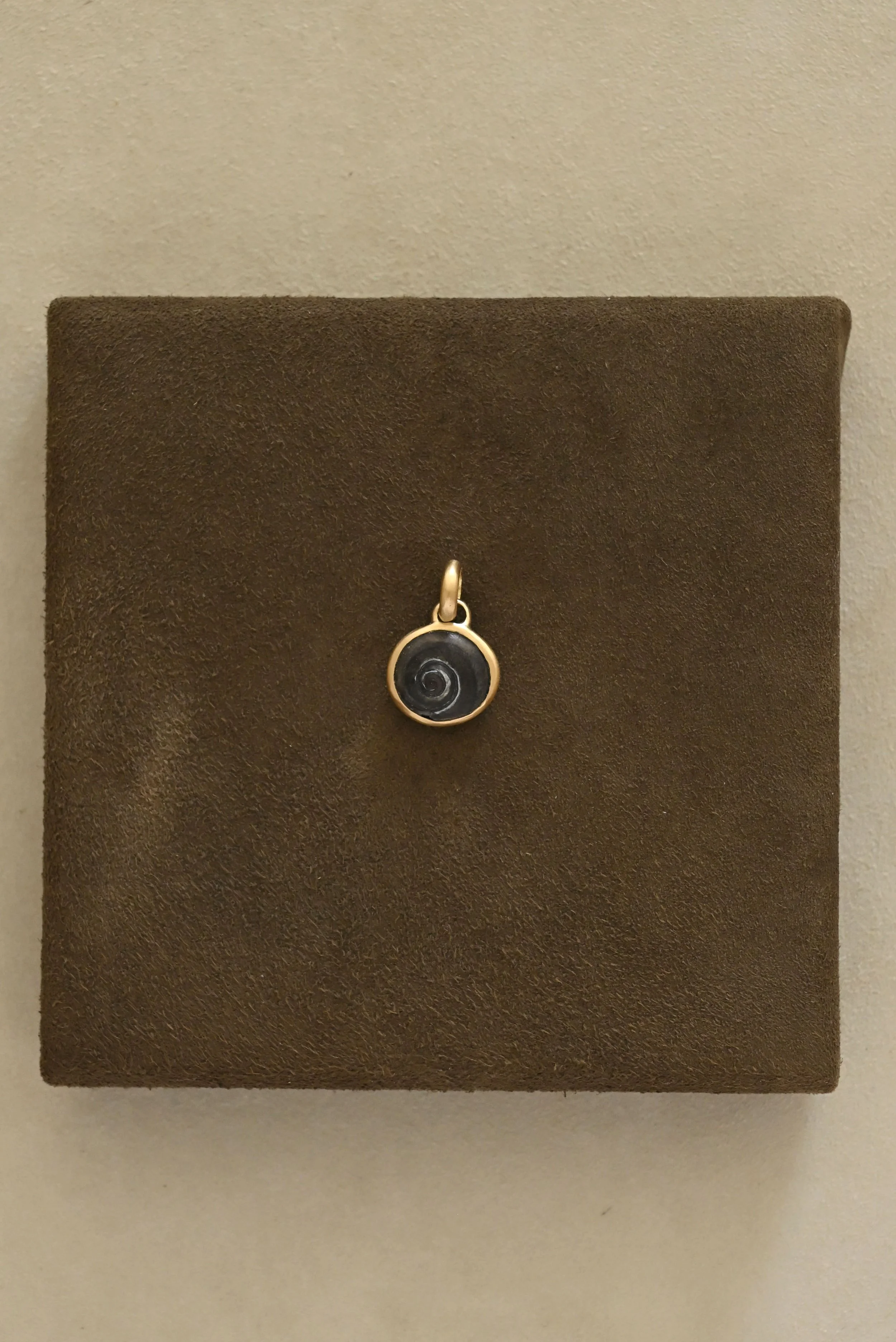 Gold Shell Pendant No. 25