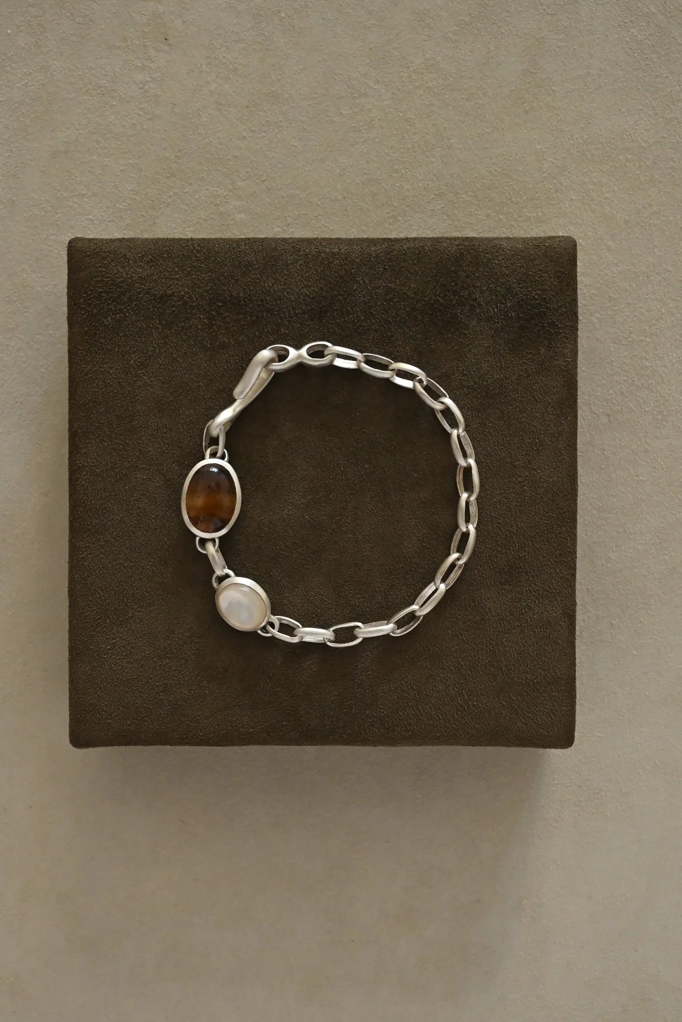 Baby Elevine Bracelet with Montana Agate and Mother of Pearl No. 1