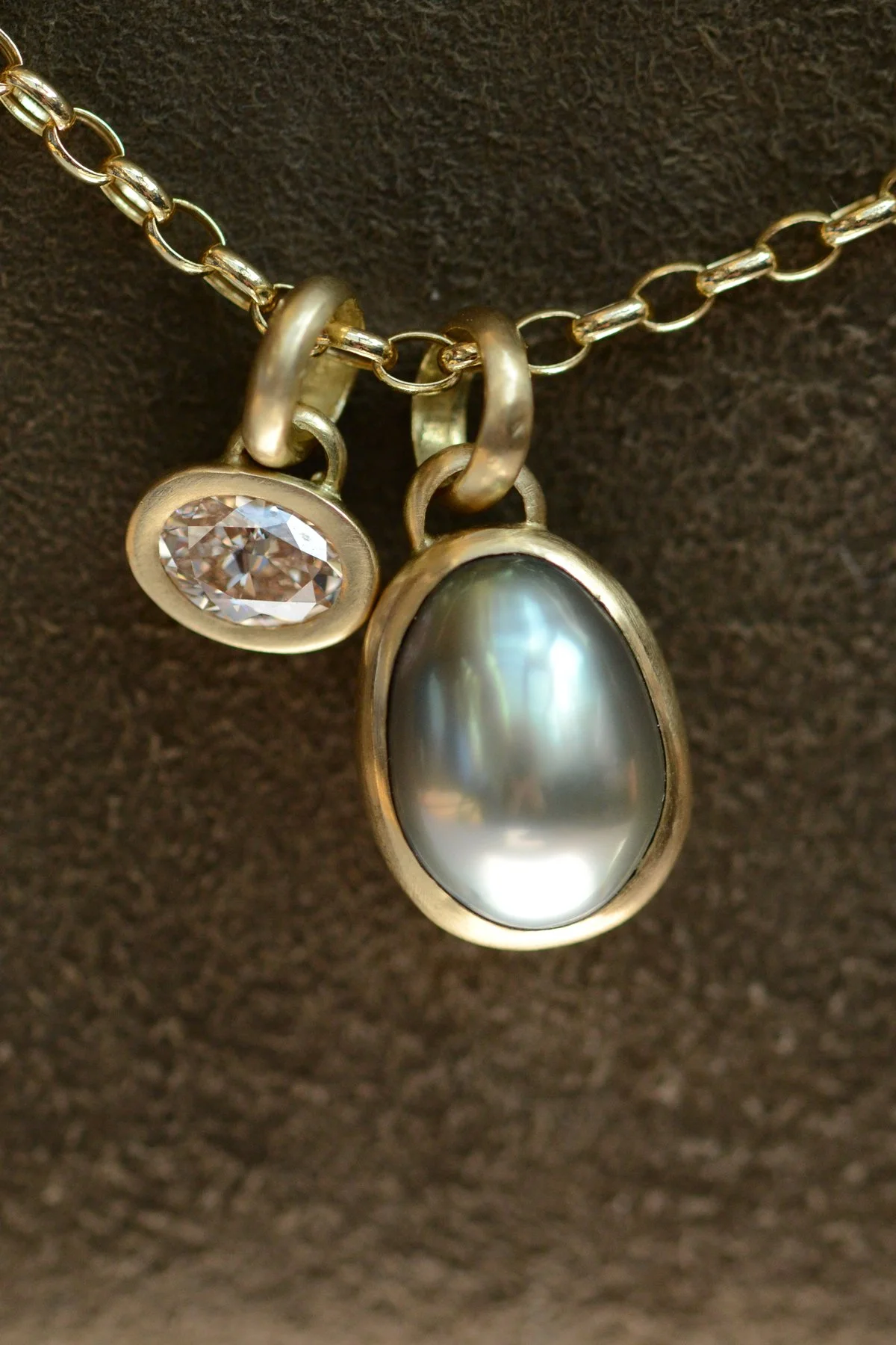 Dunton_Ellerkamp_Pearl_Pendant_Gold_Fall_Capsule_7.jpg